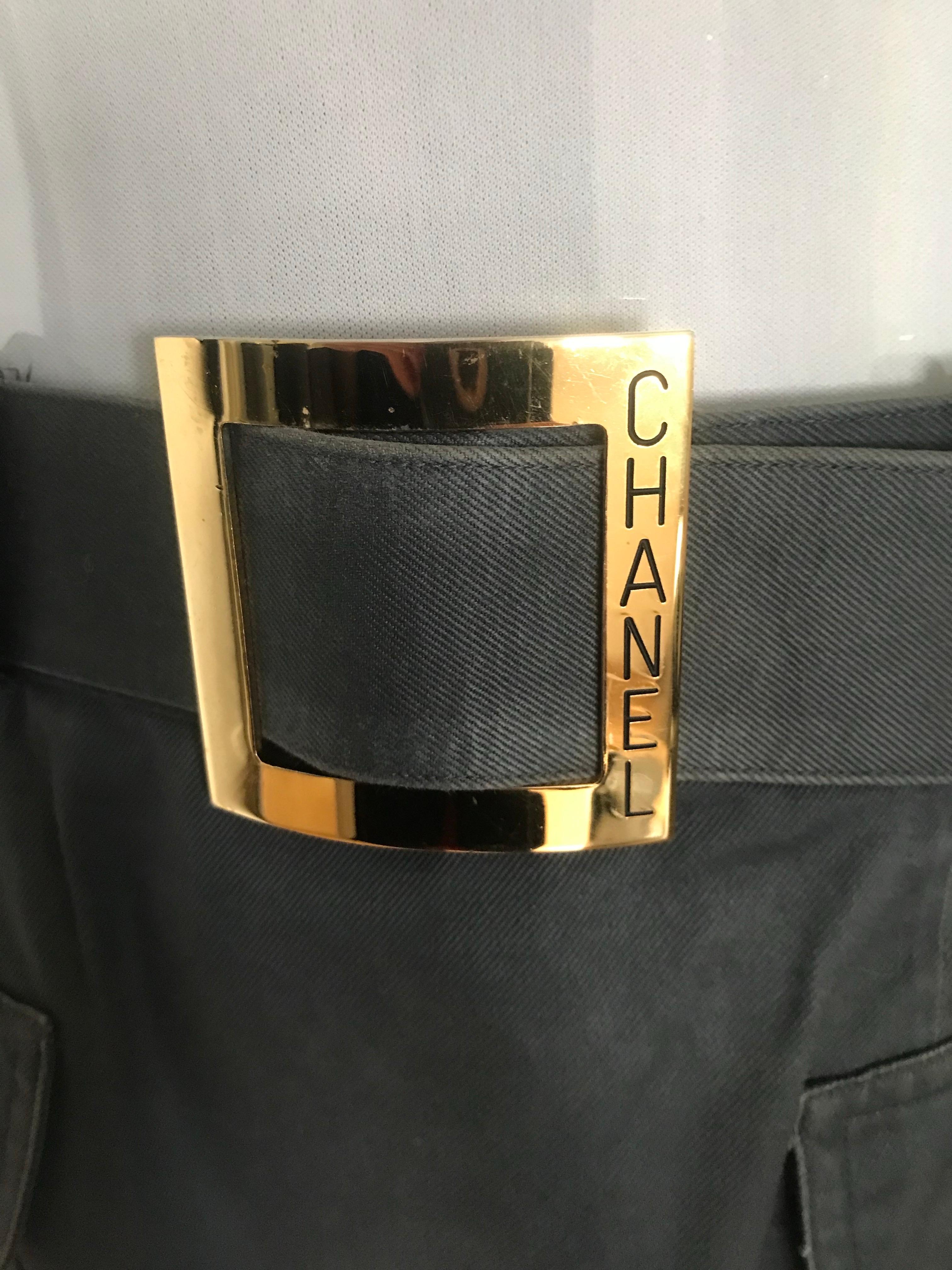 Noir Jupe CHANEL, style militaire avec sa ceinture intégrée en vente