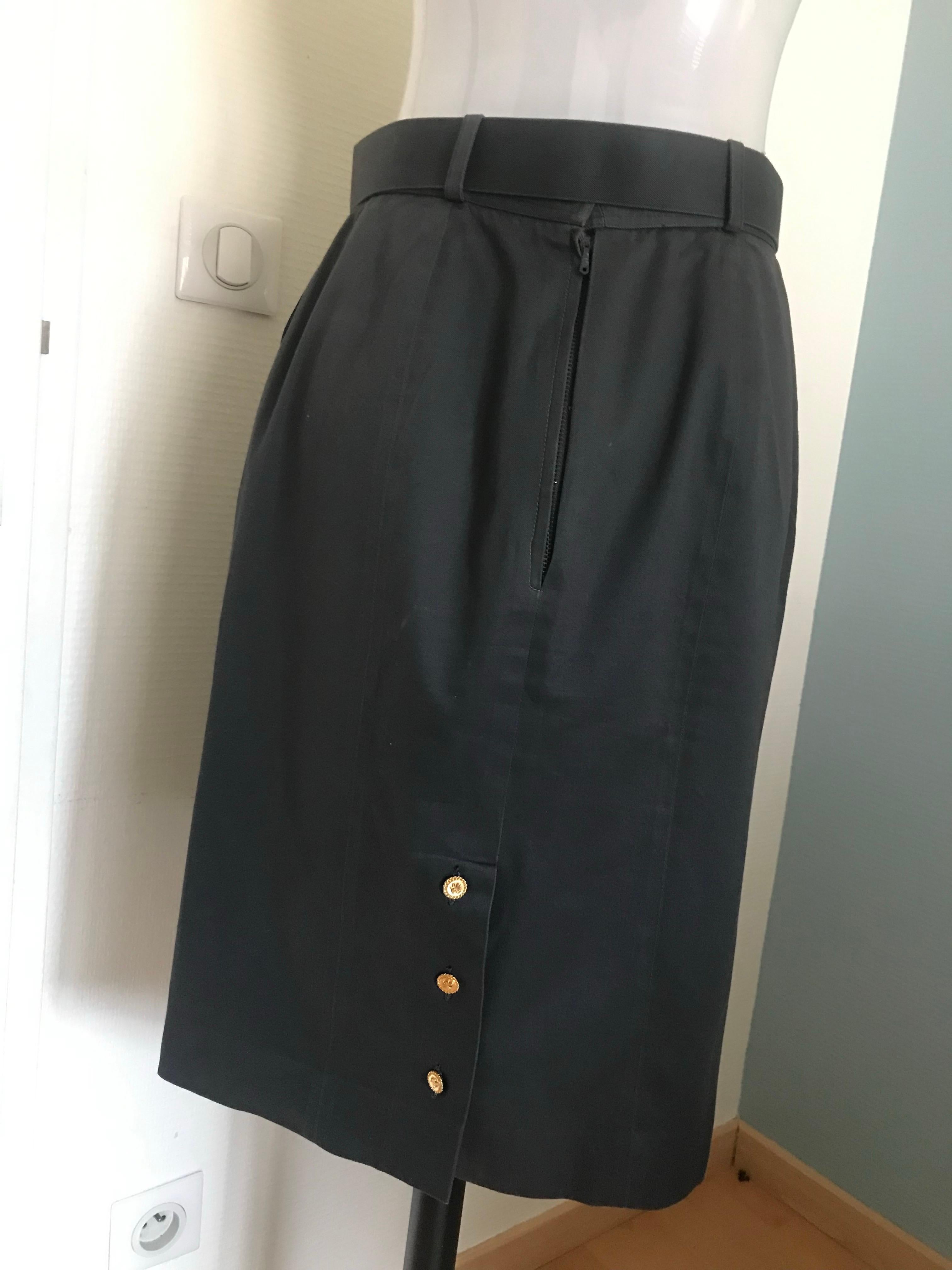 Jupe CHANEL, style militaire avec sa ceinture intégrée Bon état - En vente à CACHAN, FR