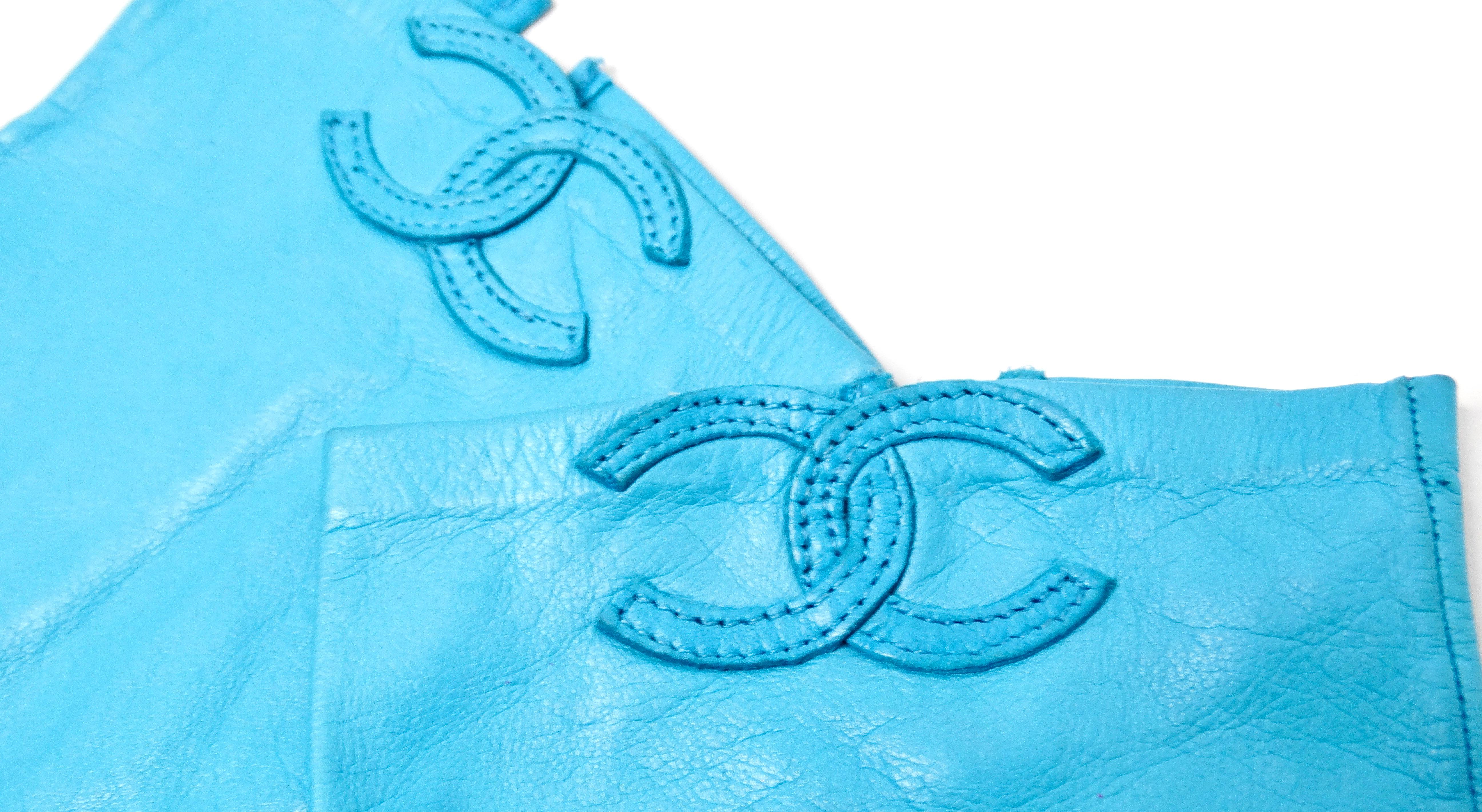 Chanel Sky Blue Leather Interlocking CC Logo Gloves circa 1990s In Good Condition For Sale In Scottsdale, AZ