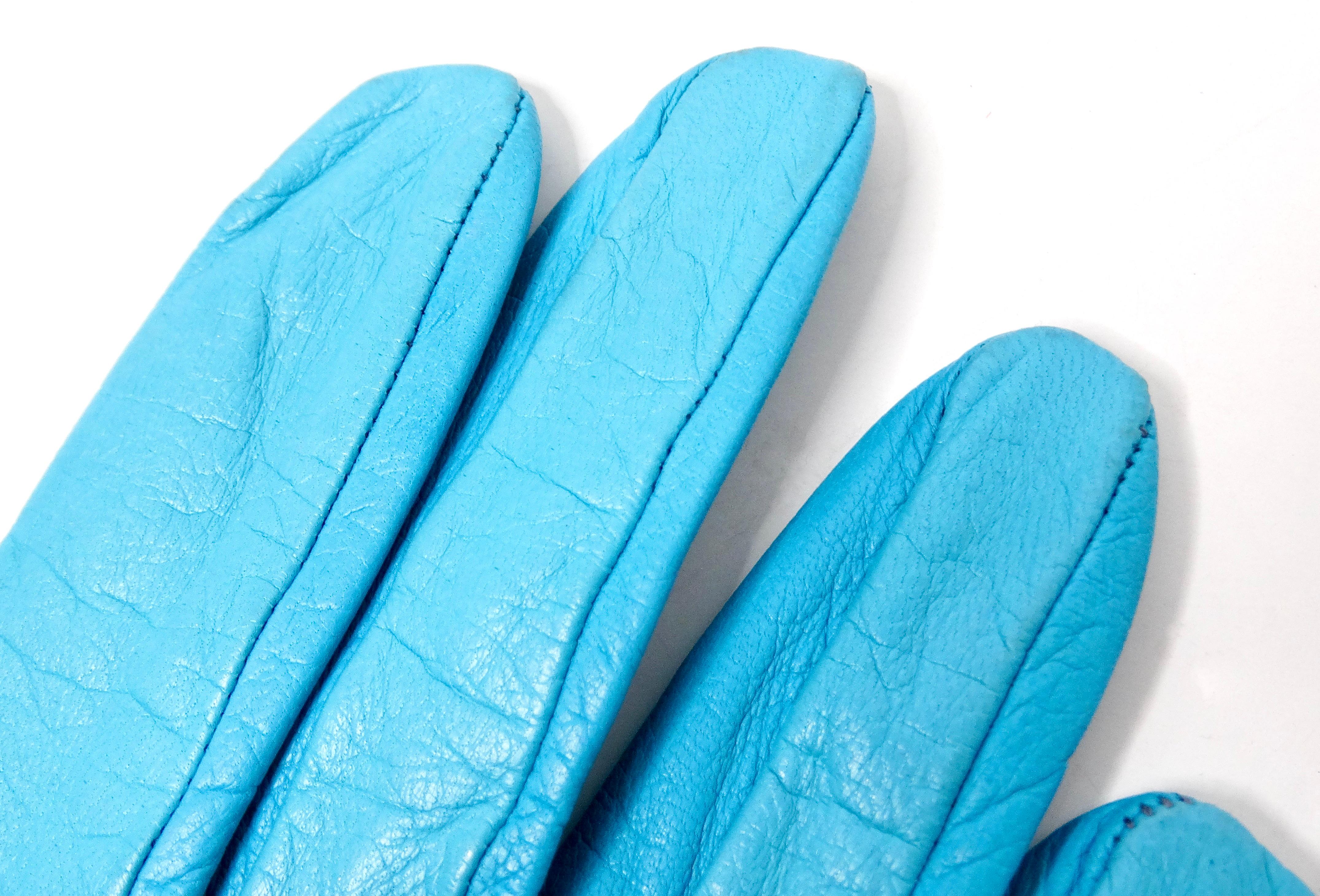 Women's Chanel Sky Blue Leather Interlocking CC Logo Gloves circa 1990s For Sale