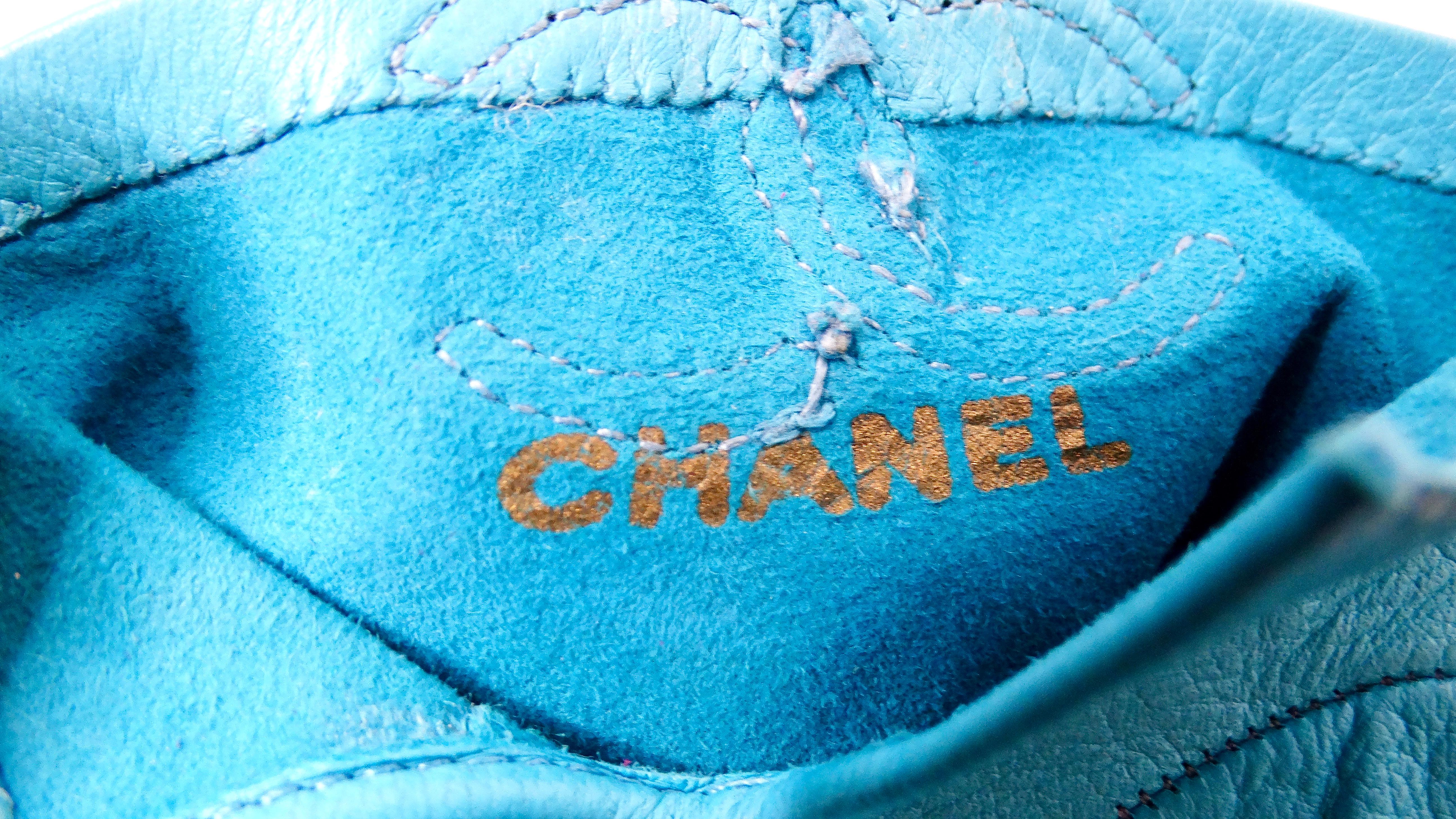 Chanel Sky Blue Leather Interlocking CC Logo Gloves circa 1990s For Sale 3