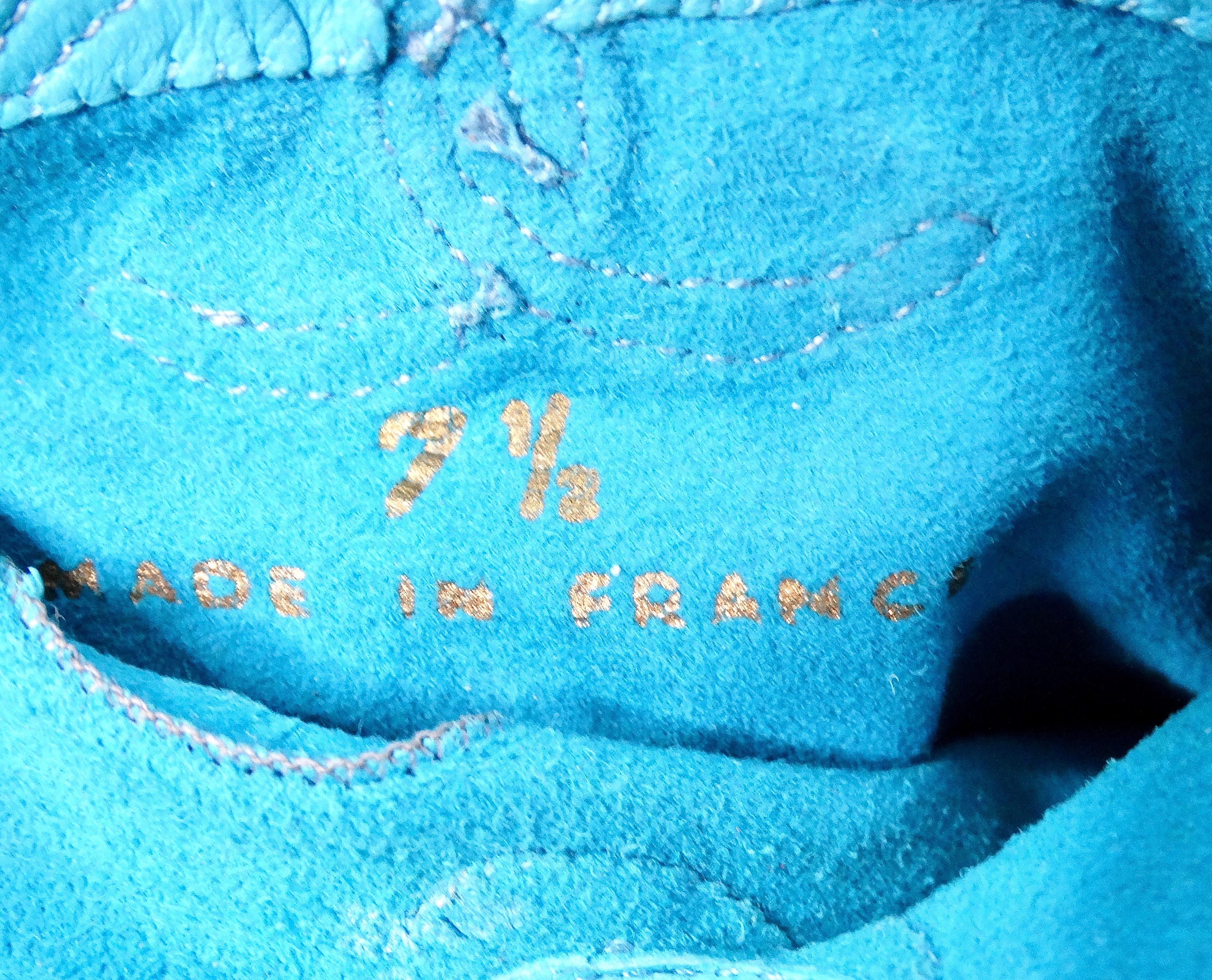 Chanel Sky Blue Leather Interlocking CC Logo Gloves circa 1990s For Sale 4