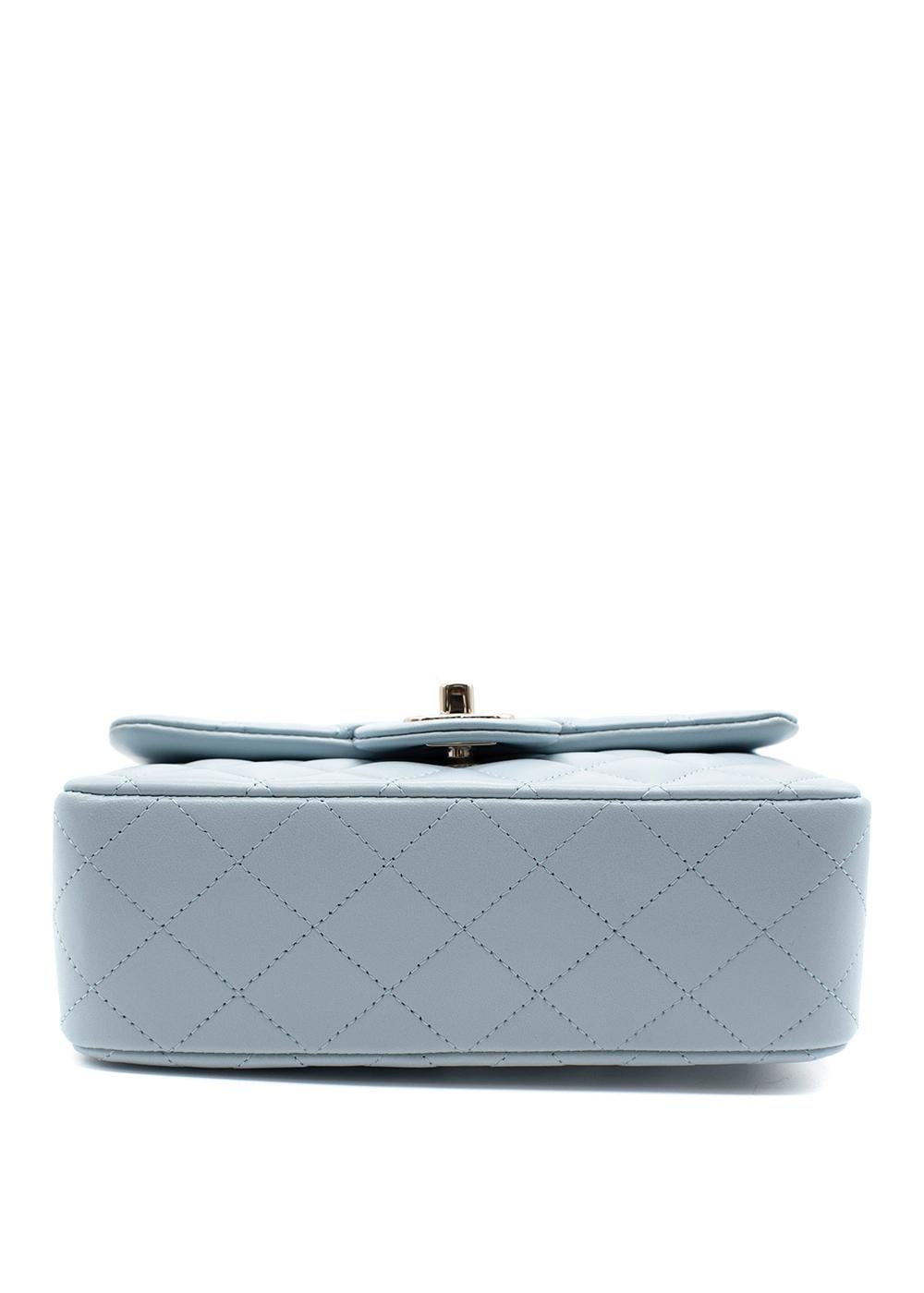 Chanel Himmelblaue gesteppte Mini-Top-Klappentasche aus Leder Damen im Angebot