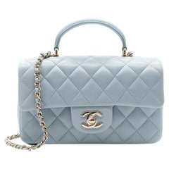 Chanel Himmelblaue gesteppte Mini-Top-Klappentasche aus Leder