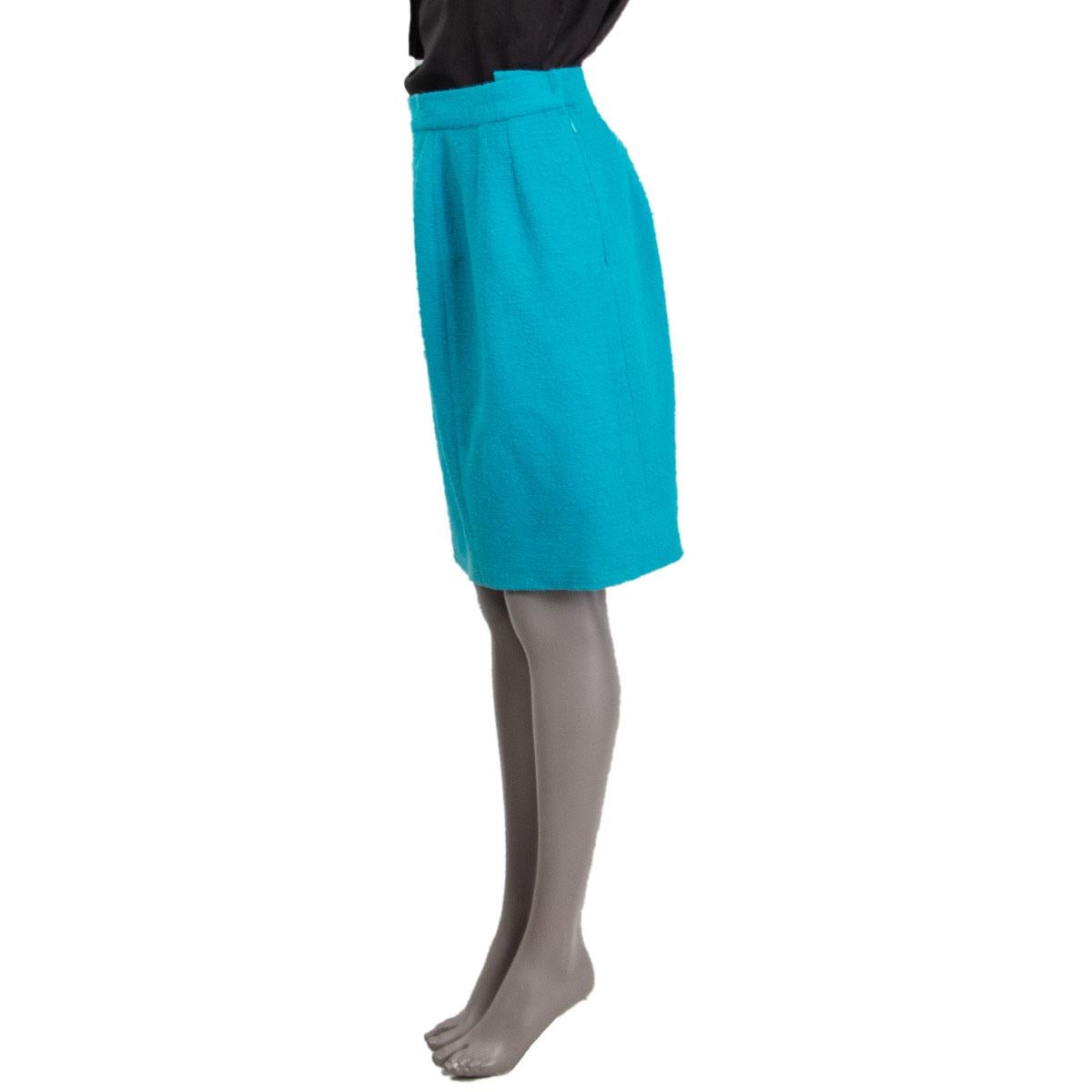 100% authentique jupe droite classique vintage Chanel en laine (90%) nylon (10%) bleu ciel avec deux détails de couture sur le devant. Doublure en soie bleu ciel (100%). Se ferme avec une fermeture à glissière dissimulée et un crochet à l'arrière. A