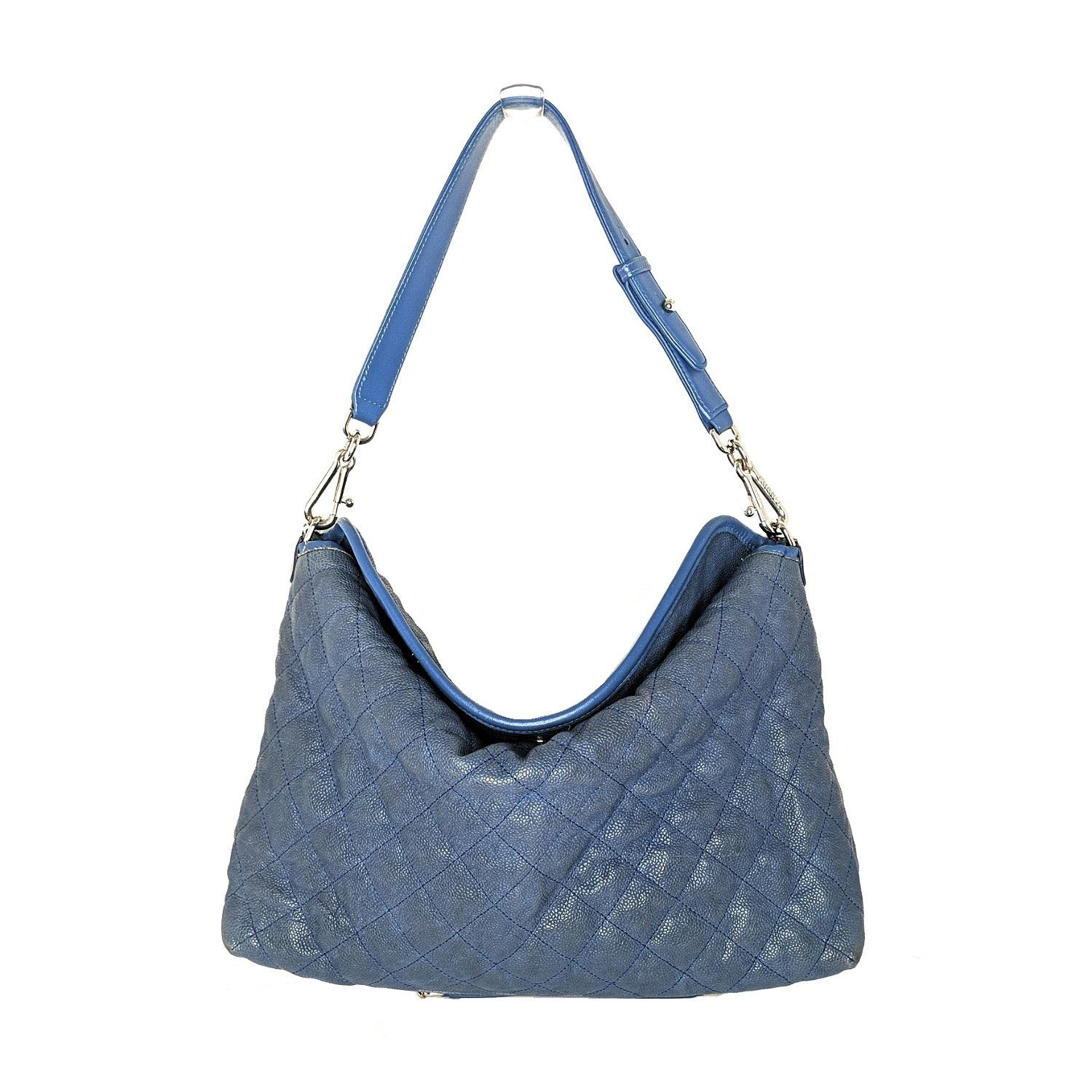 Schieferblaue gesteppte Chanel French Riviera Hobo aus Kaviarleder mit silberfarbenen Beschlägen:: optionalem Schulterriemen aus Kettengliedern und Leder:: einem einzelnen flachen Griff:: silberfarbener CC-Logo-Verzierung auf der Vorderseite::