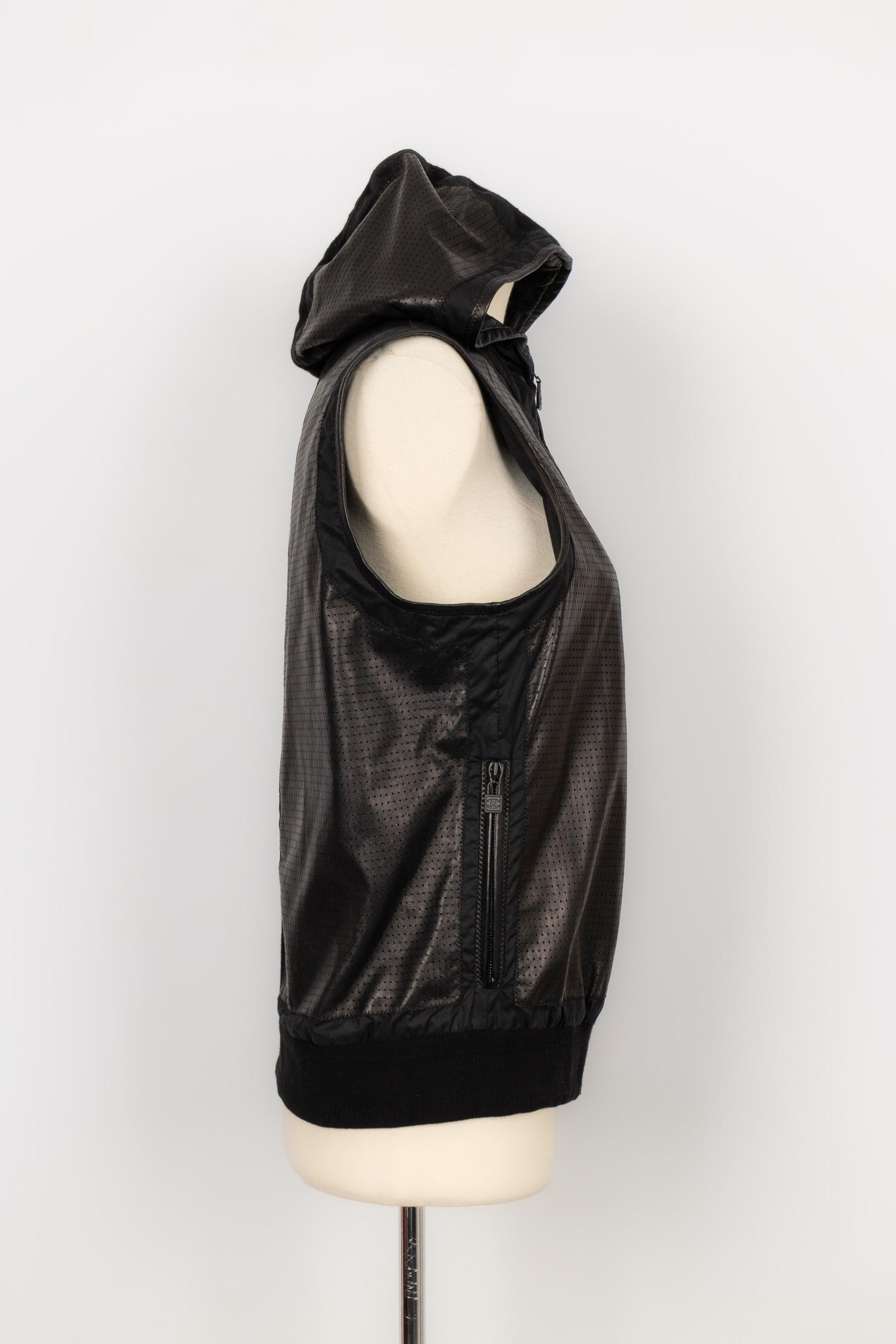 Chanel - Sleeveless hooded jacket. No size indicated, it fits a 36FR/38FR.

Additional information:
Condition: Very good condition
Dimensions: Chest: 46 cm - Length: 55 cm

Seller Reference: FV102
