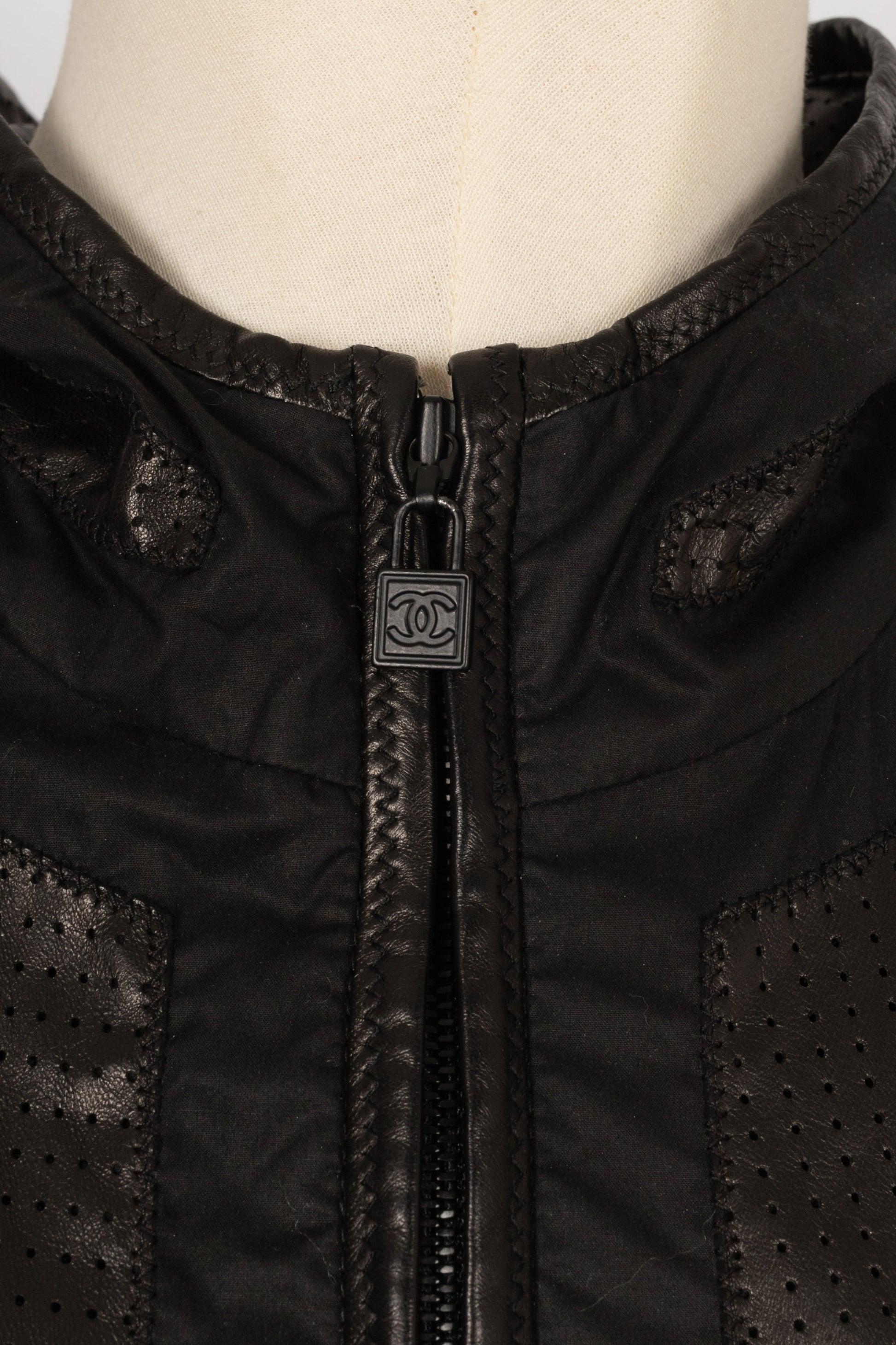 Chanel Ärmellose Tracksuit-Jacke mit Kapuze und Kapuze im Angebot 1