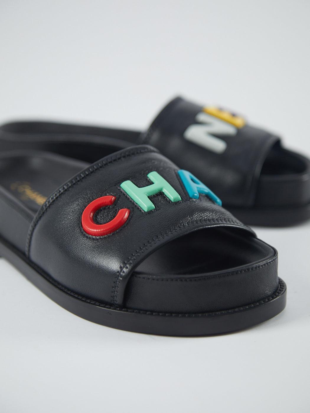 Chanel Slide Sandals in Black with Multicolour Logo

Lambskin Leather

Heel height: 10m

Size 37

*Imperfect box

