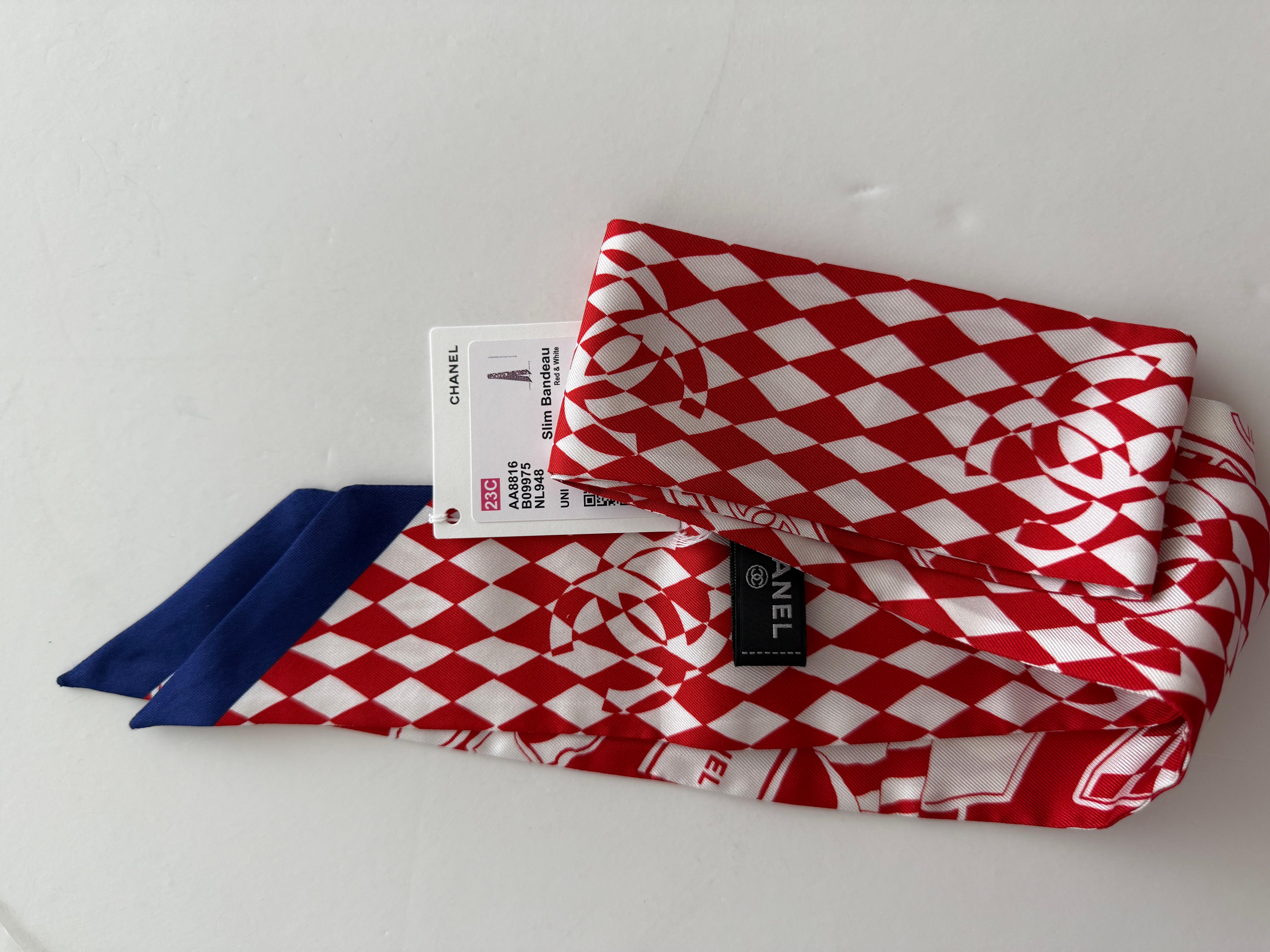 Chanel bandeau slim colección 2023 
Nuevo con etiquetas en bolsa de plástico transparente de Chanel 
Longitud aprox. 124
Fabricado en Italia 
100% seda 
Venta final 