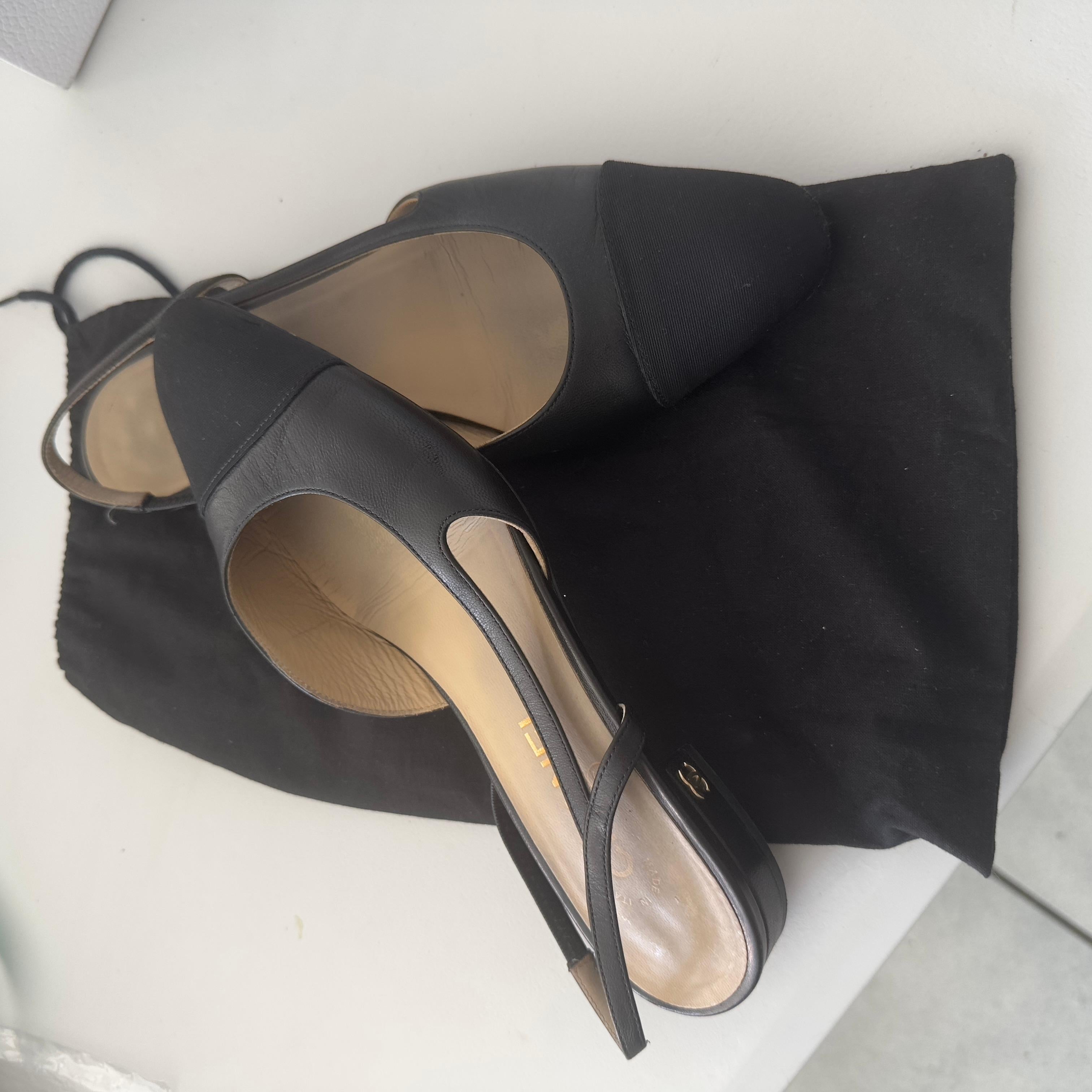 Chanel slingback in black leather and grosgrain, CC logo on heel. Size 38.5, Made in Italy, timeless elegance.
A timeless icon by Chanel, an absolute symbol of femininity and elegance.

These two-tone slingbacks feature a classic black grosgrain toe