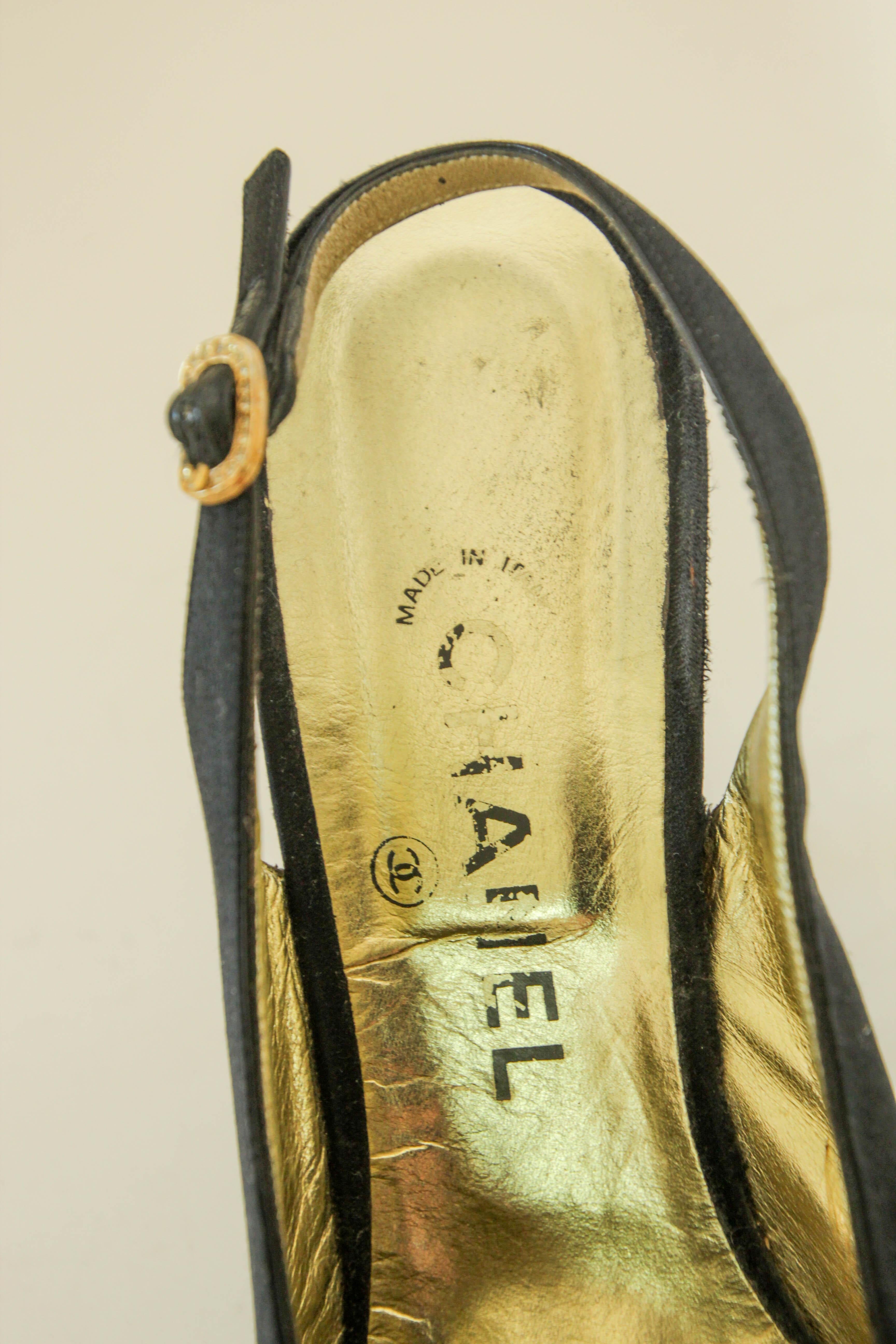 CHANEL Slingback Pumps Heels in Black Satin and Gold Leather EU 38 Vintage 80s For Sale 6