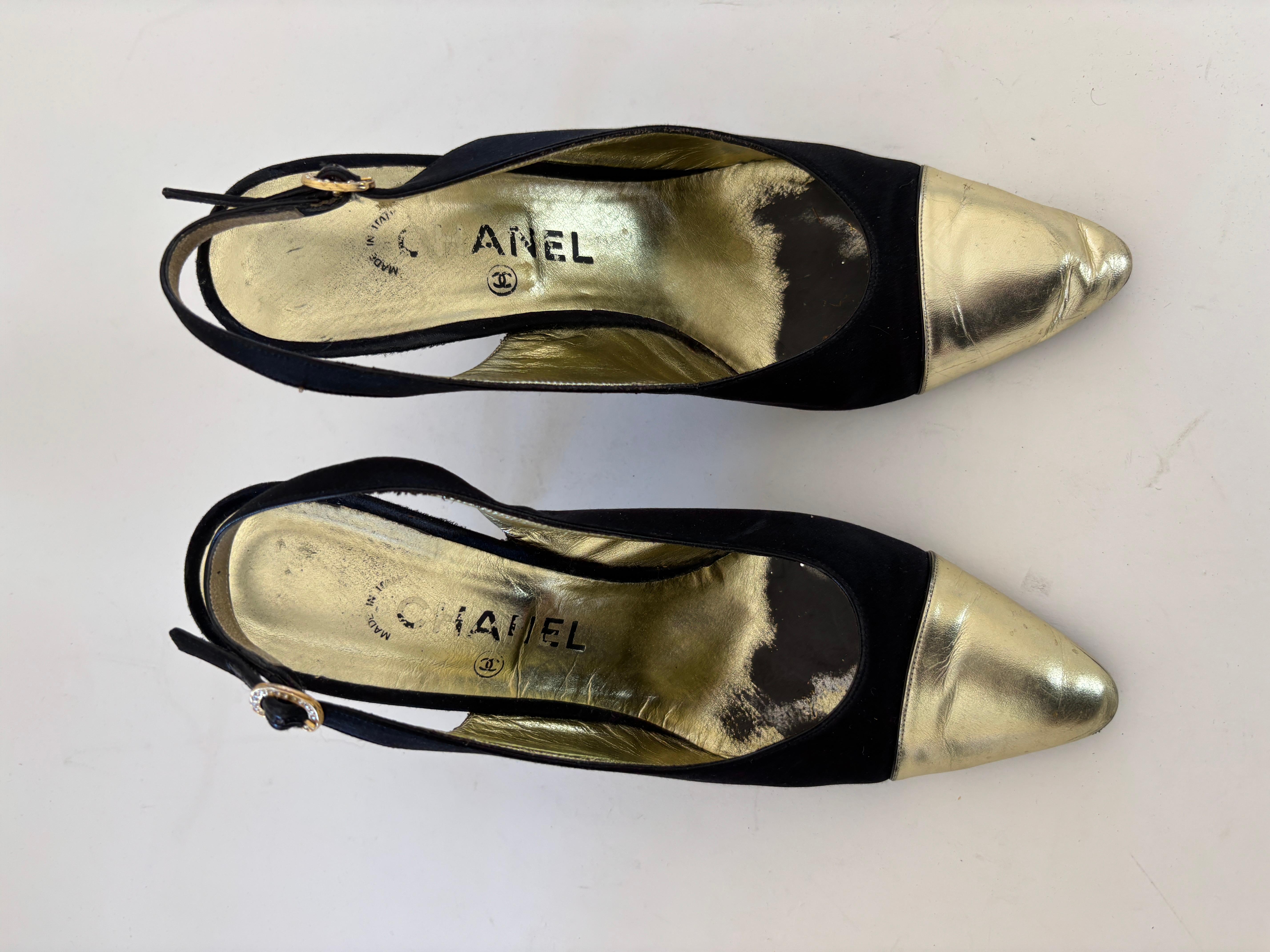 CHANEL Slingback Pumps Heels in Black Satin and Gold Leather EU 38 Vintage 80s For Sale 11