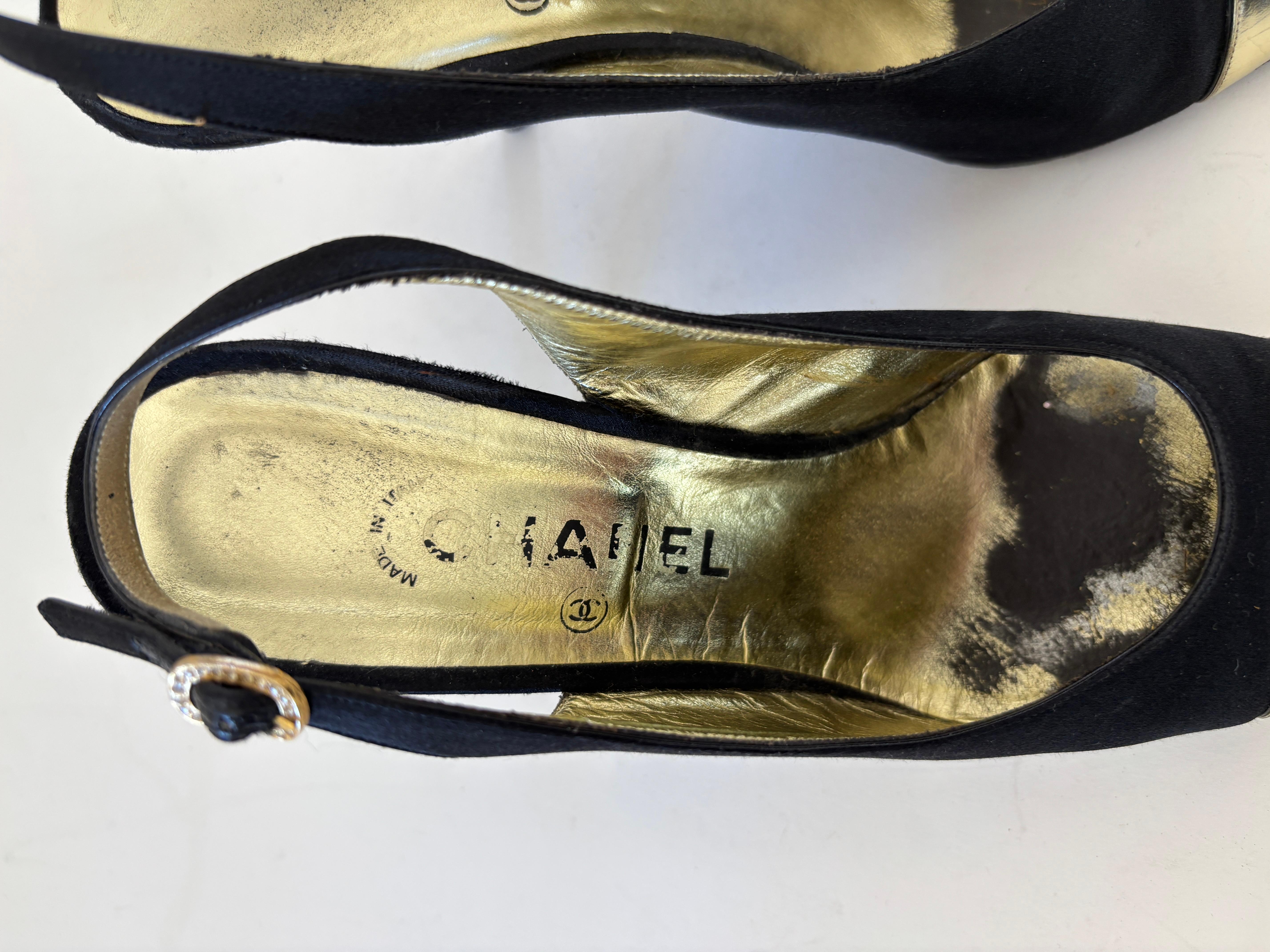 CHANEL Slingback Pumps Heels in Black Satin and Gold Leather EU 38 Vintage 80s For Sale 12