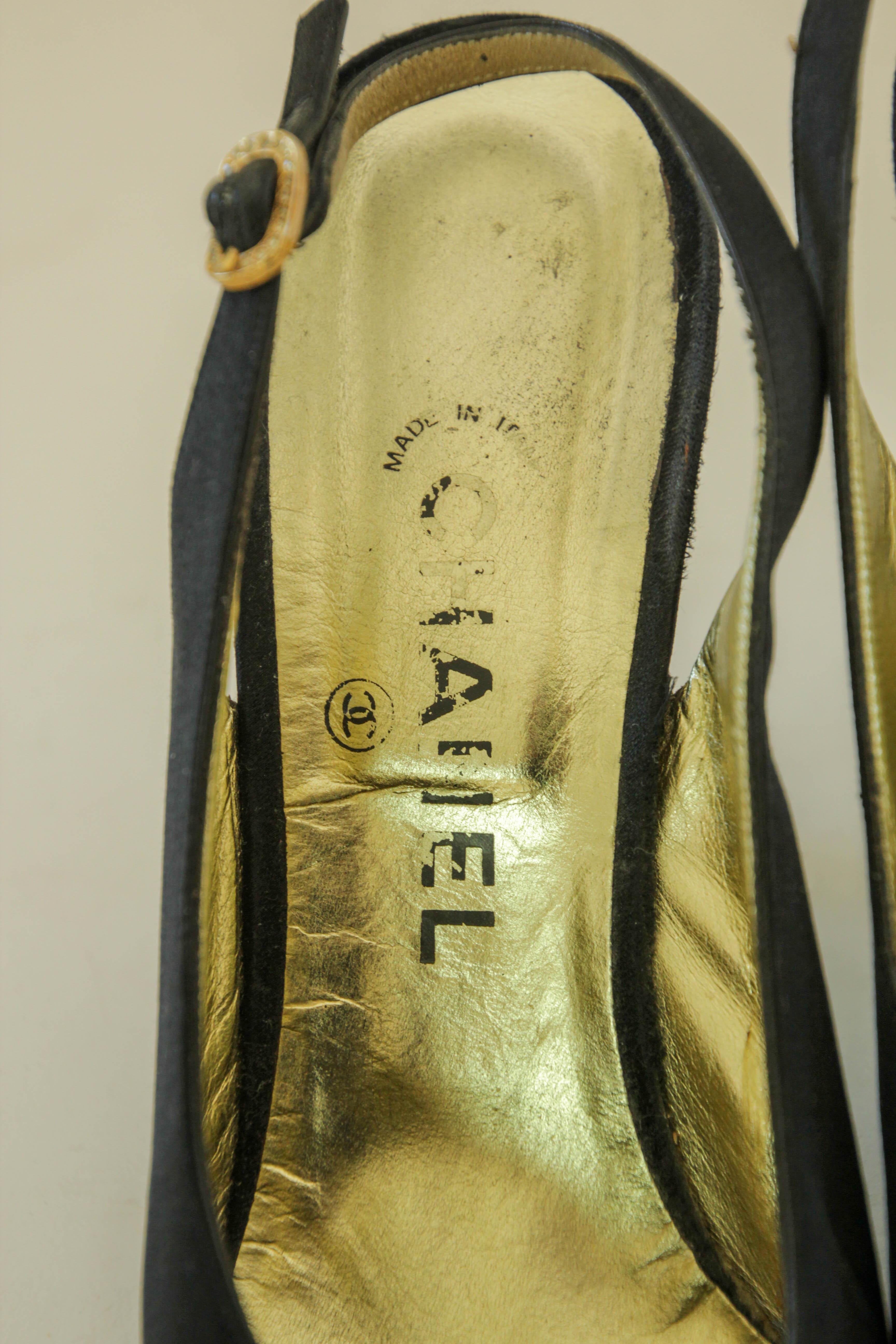 CHANEL Slingback Pumps Heels in Black Satin and Gold Leather EU 38 Vintage 80s In Fair Condition For Sale In North Hollywood, CA