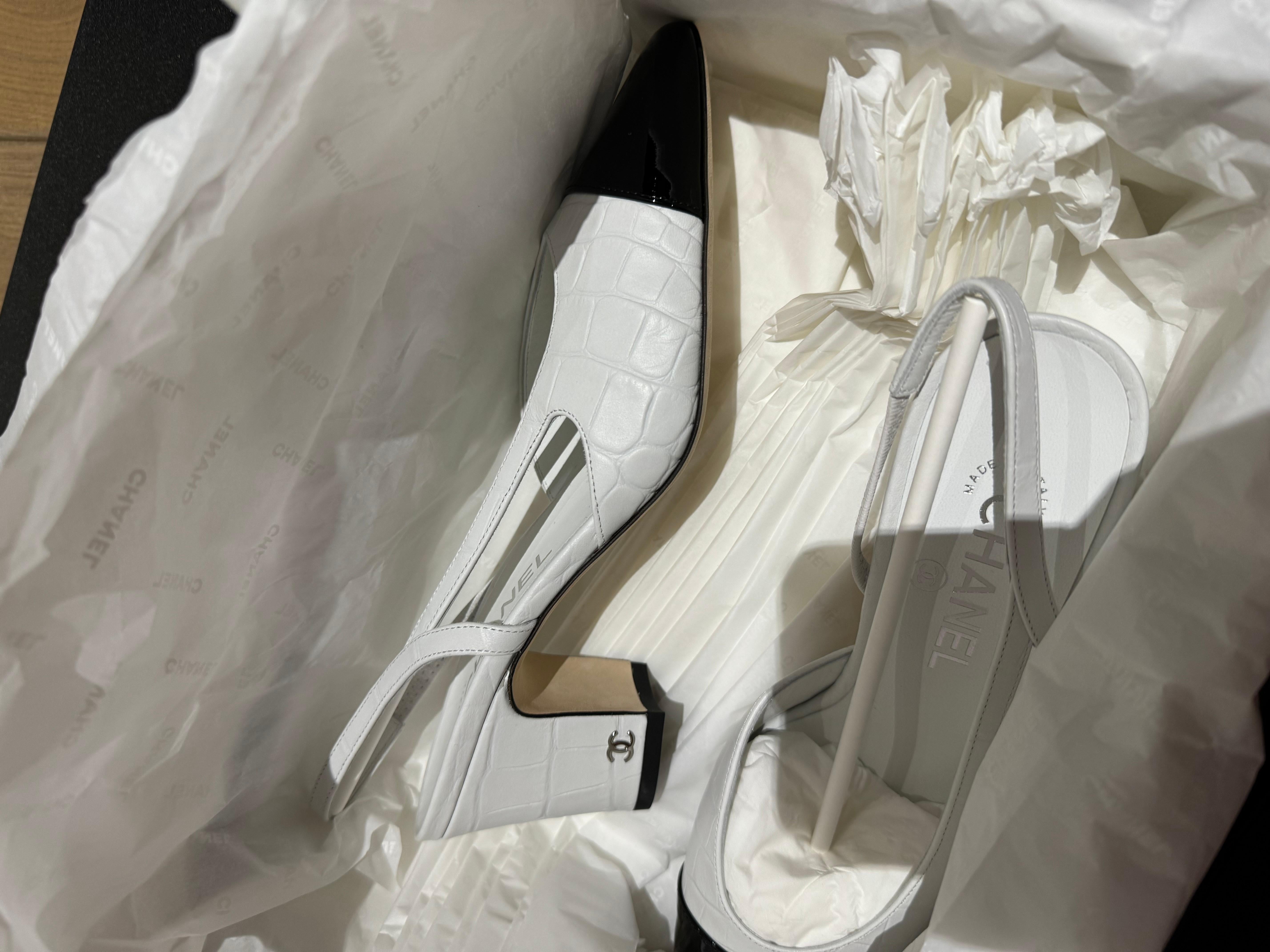 Chanel Slingback-Sandalen in Weiß (Krokodilmuster) und Schwarz. Ausverkauft, sehr begrenzt. Größe 38.5c neu in Box und Staubbeuteln.