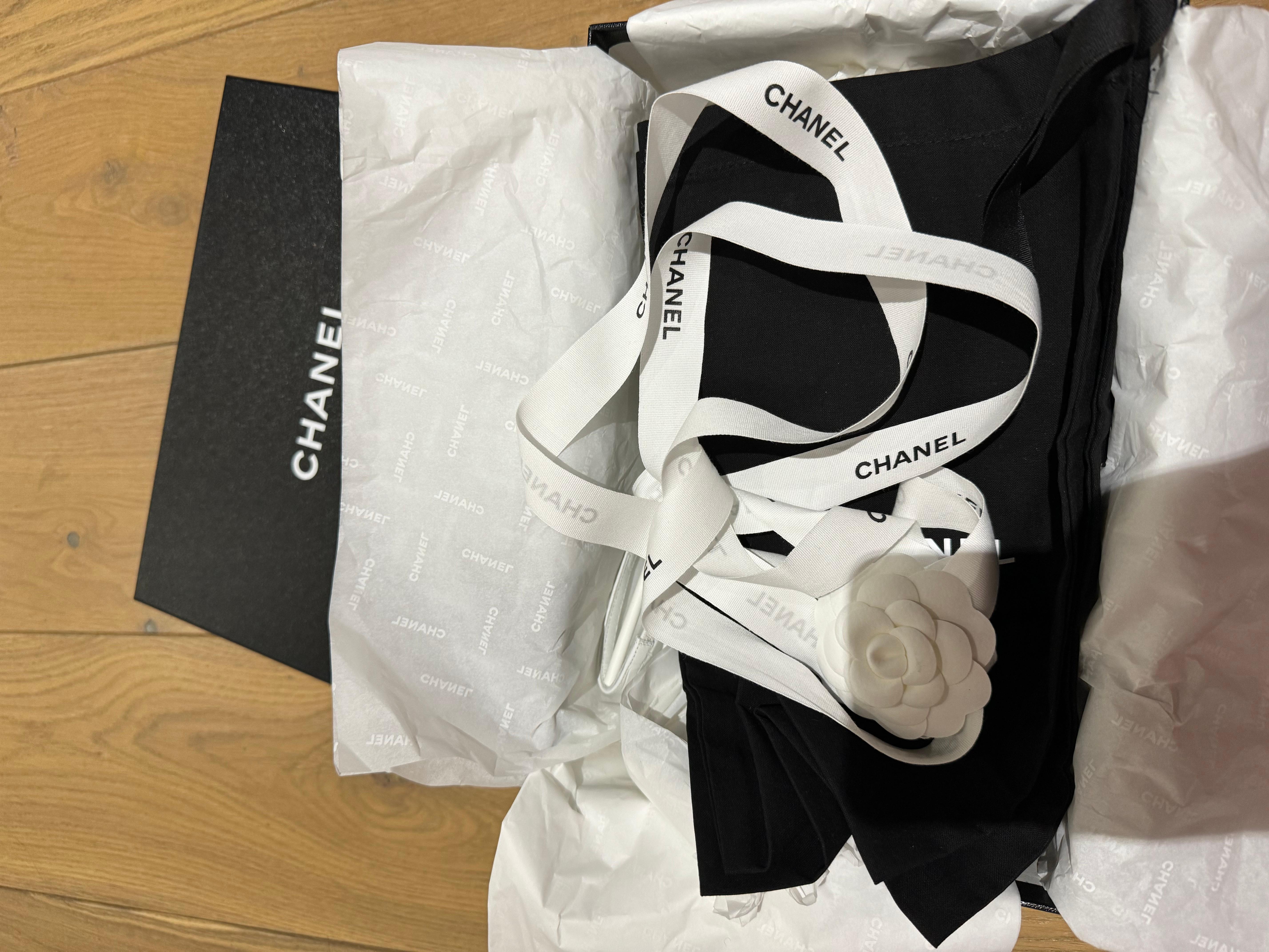 Chanel Slingback-Schuhe in Weiß und Schwarz  (Grau) im Angebot