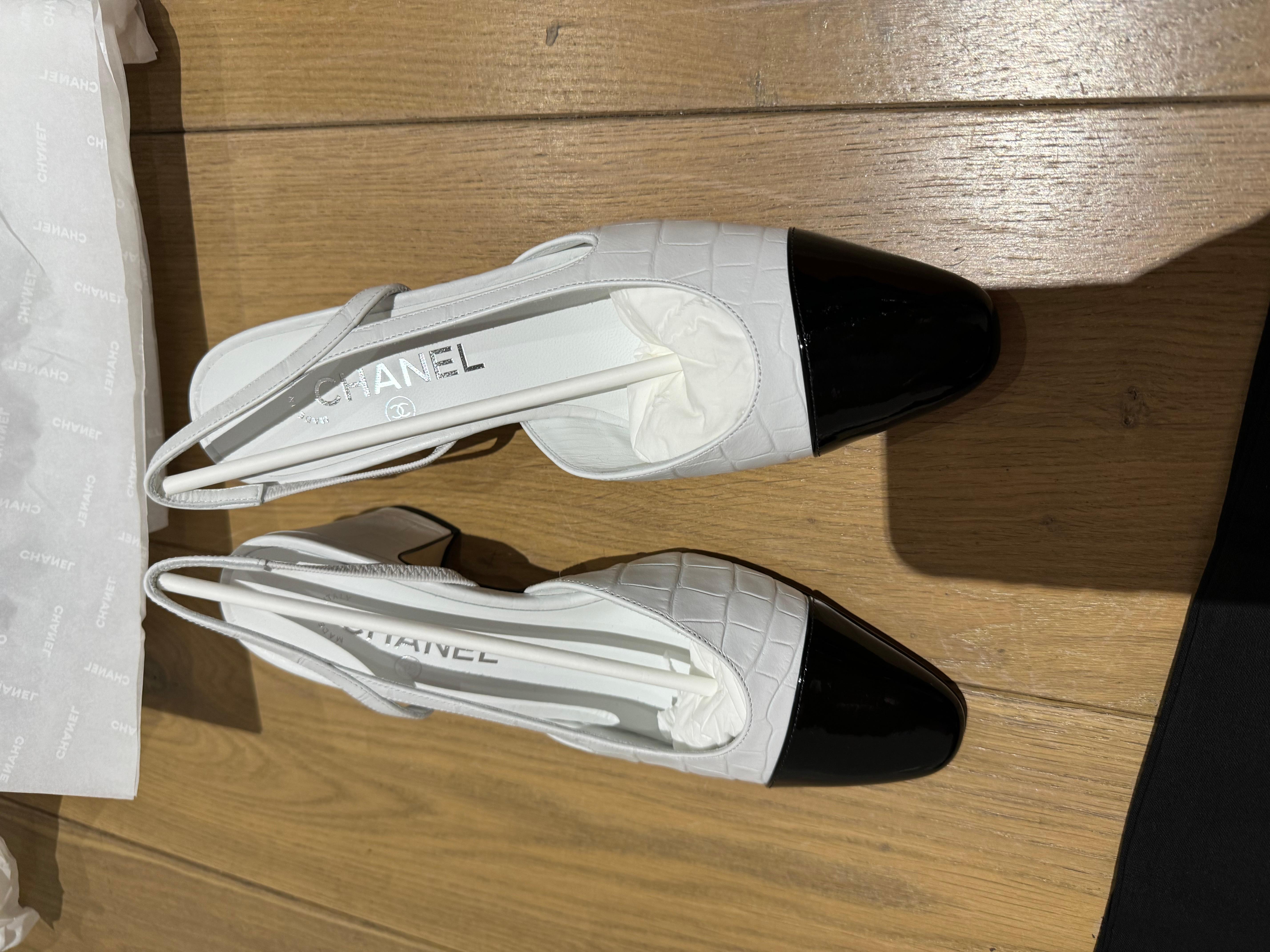Chanel slingback shoes white and black  In New Condition For Sale In London, England