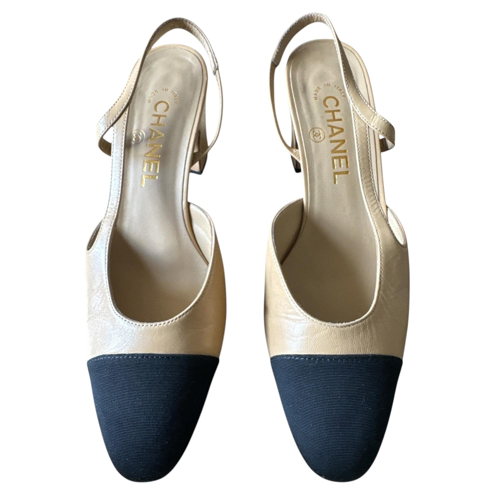Chanel slingback in pelle di capra e gros grain / beige e nero 37, 5 in vendita
