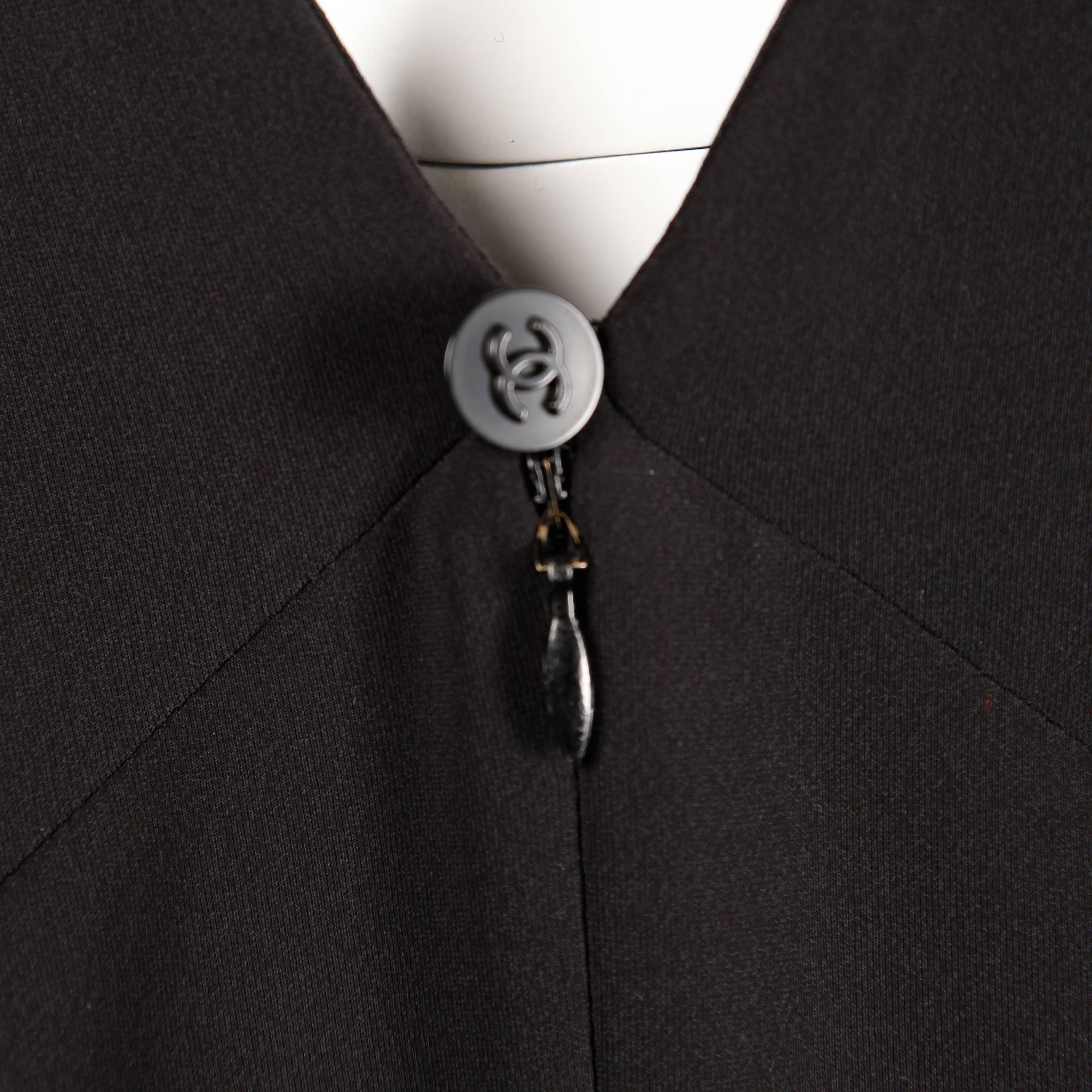 Robe de soirée Chanel en jersey souple avec manches découpées et bouton CC en vente 1