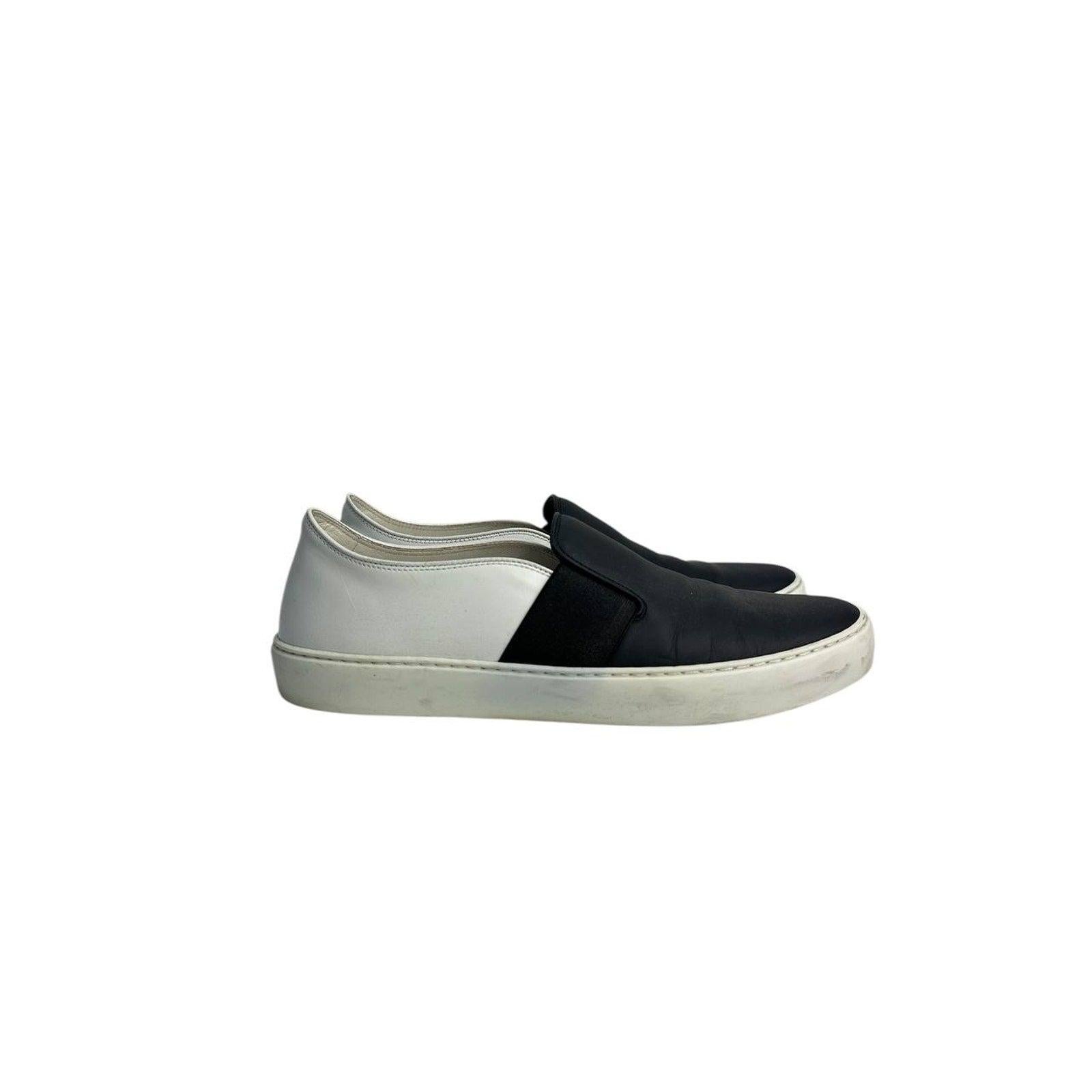 
Realizzate in pelle liscia con un classico contrasto bianco e nero, queste ballerine slip-on presentano inserti elastici laterali per una calzata facile e un comfort che dura tutto il giorno. Il logo in rilievo sul tallone aggiunge un tocco di