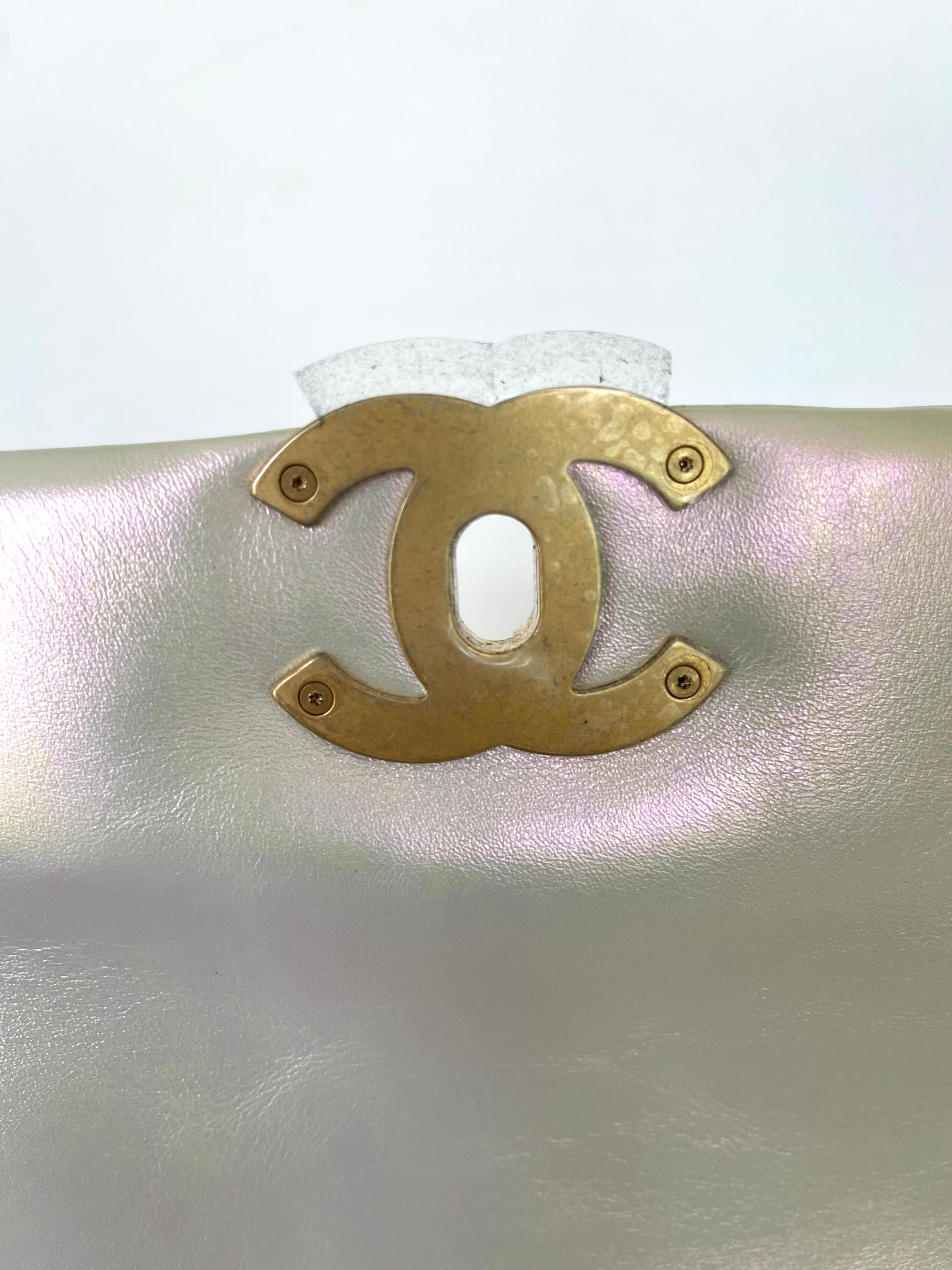19 Bag
Size is small ( although it is not a small bag)
Stunning and Soldout
We had to preorder this 6 months ago from Chanel
The color is 21P  an iridescent white Goatskin, that reflects color around it
Gold and Ruthenium makes it so special,