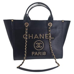 Chanel Kleine schwarze Deauville-Tasche mit Nieten in Kaviar