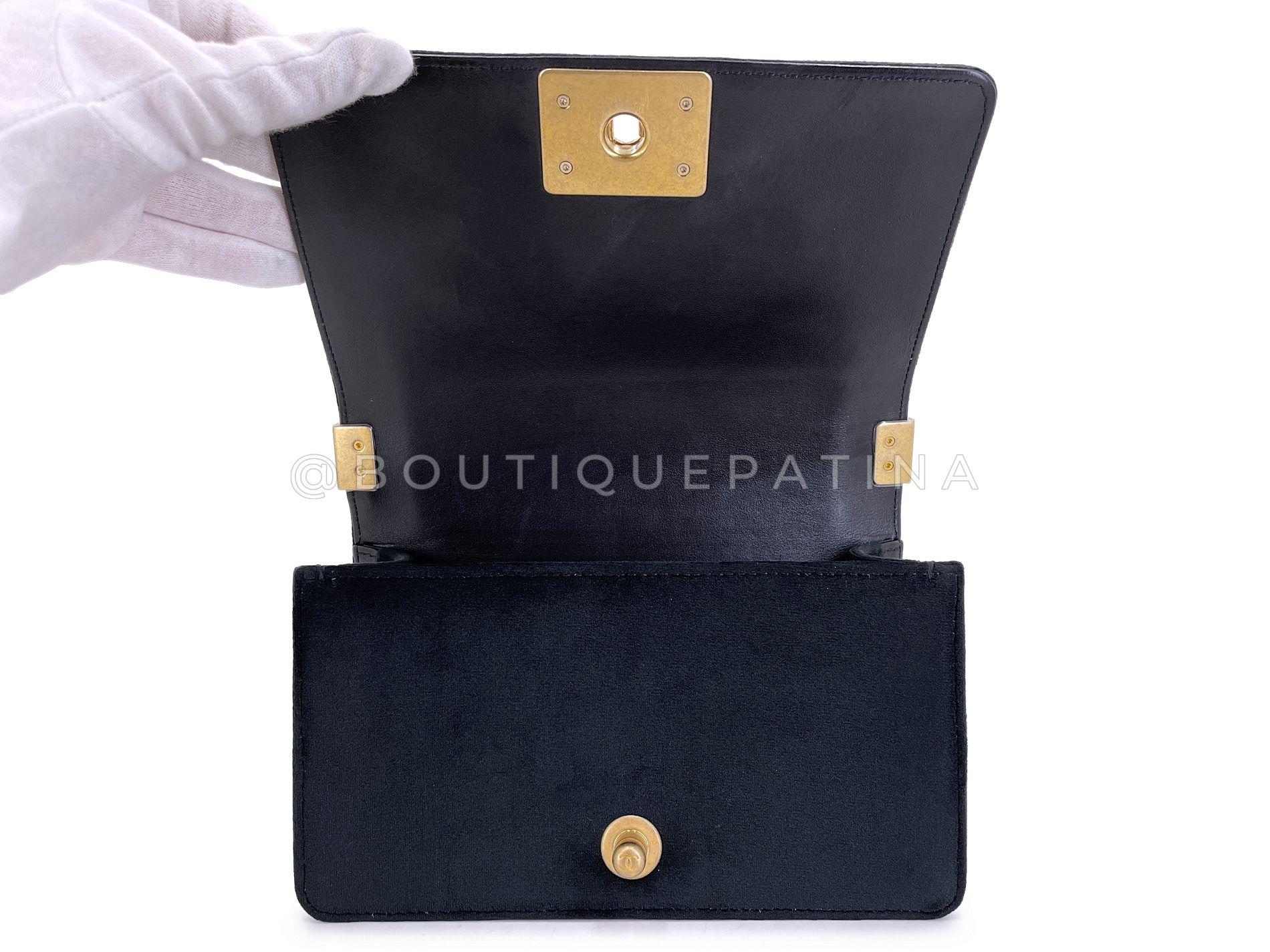 Chanel - Sac à rabat petit garçon Velours noir Fermoir en cristal taille émeraude GHW 68751 en vente 5