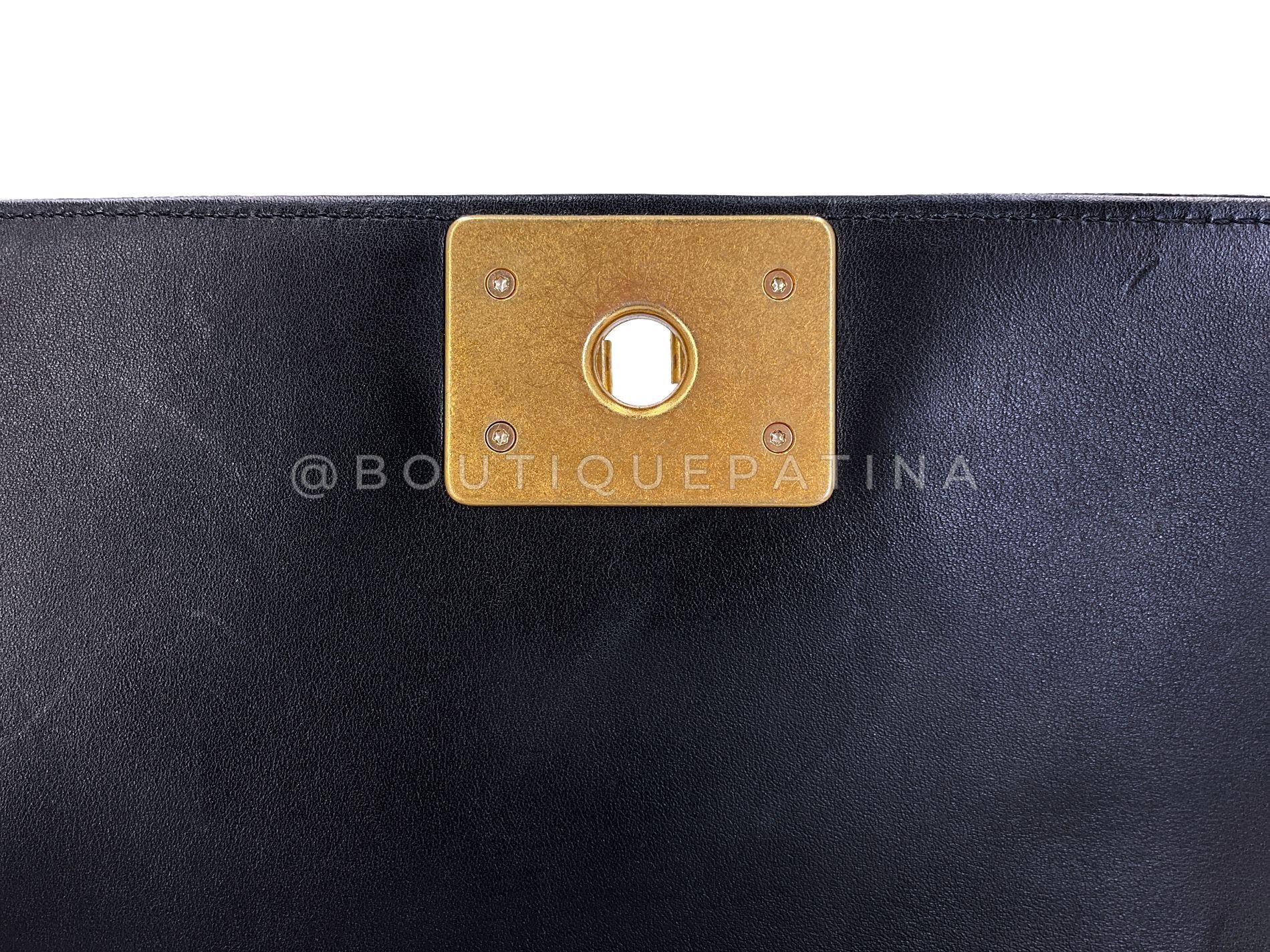 Chanel - Sac à rabat petit garçon Velours noir Fermoir en cristal taille émeraude GHW 68751 en vente 6