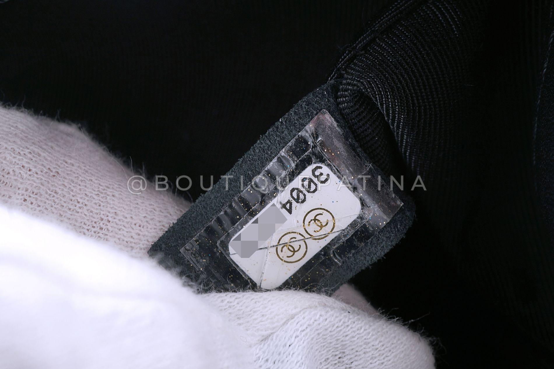 Chanel - Sac à rabat petit garçon Velours noir Fermoir en cristal taille émeraude GHW 68751 en vente 9