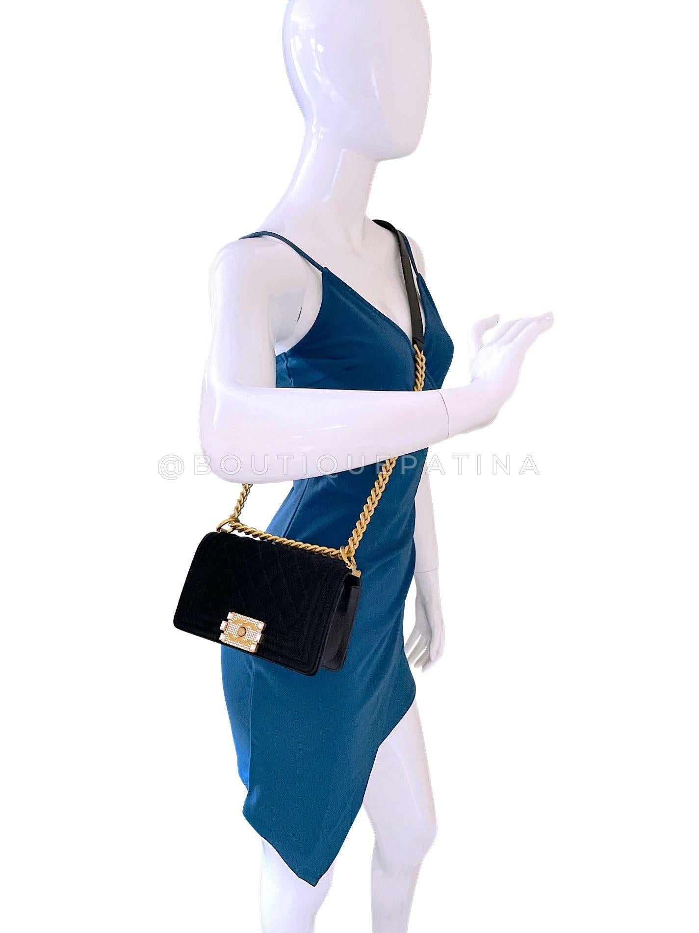 Chanel - Sac à rabat petit garçon Velours noir Fermoir en cristal taille émeraude GHW 68751 en vente 12