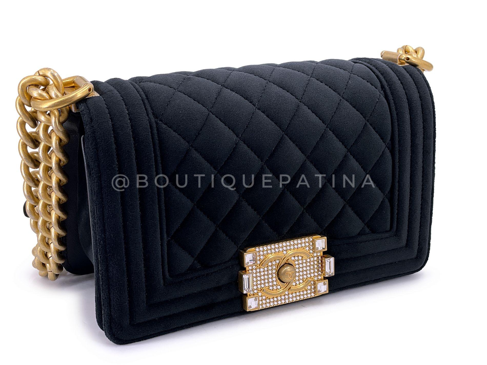 Noir Chanel - Sac à rabat petit garçon Velours noir Fermoir en cristal taille émeraude GHW 68751 en vente