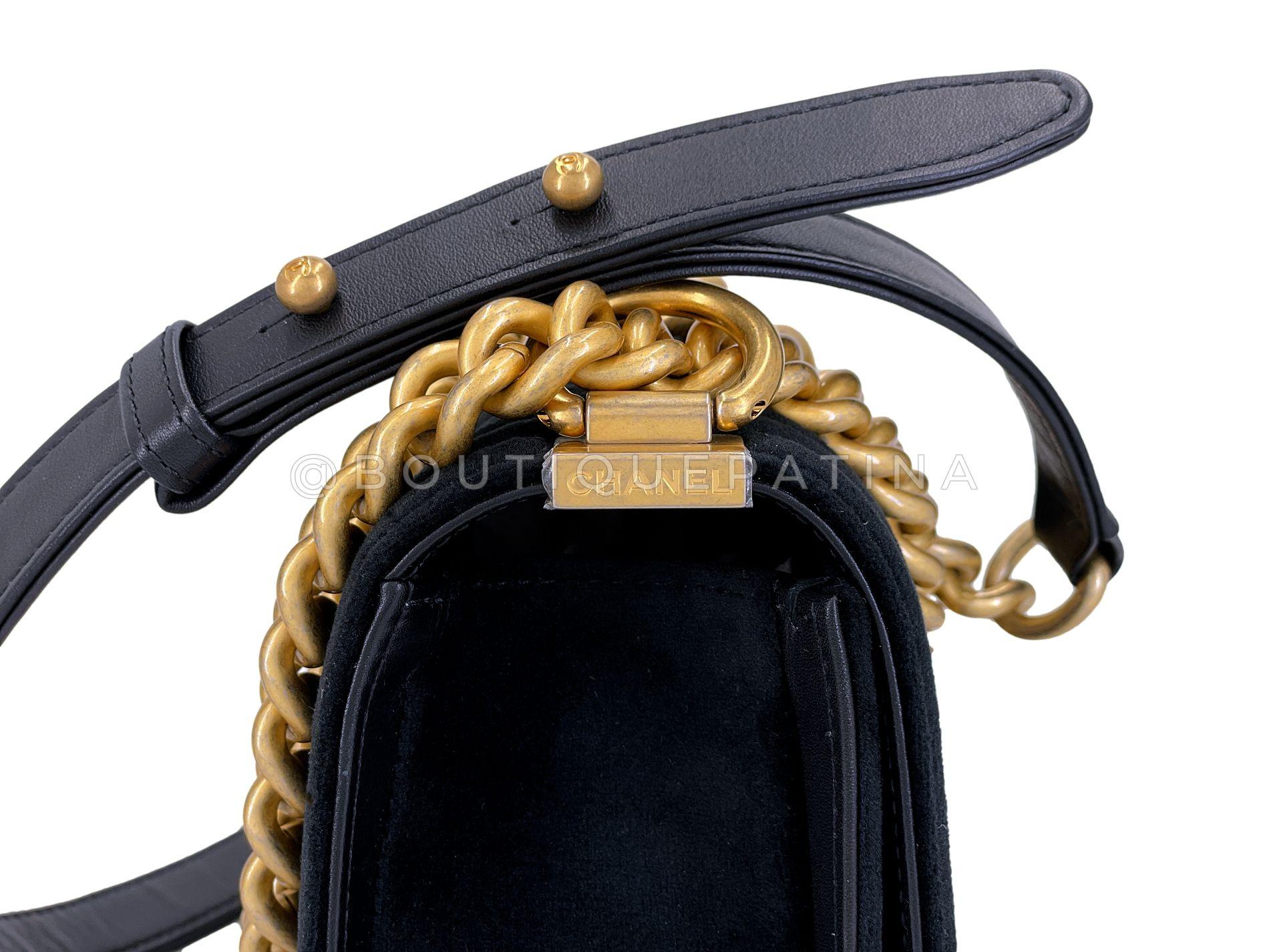 Chanel - Sac à rabat petit garçon Velours noir Fermoir en cristal taille émeraude GHW 68751 Pour femmes en vente