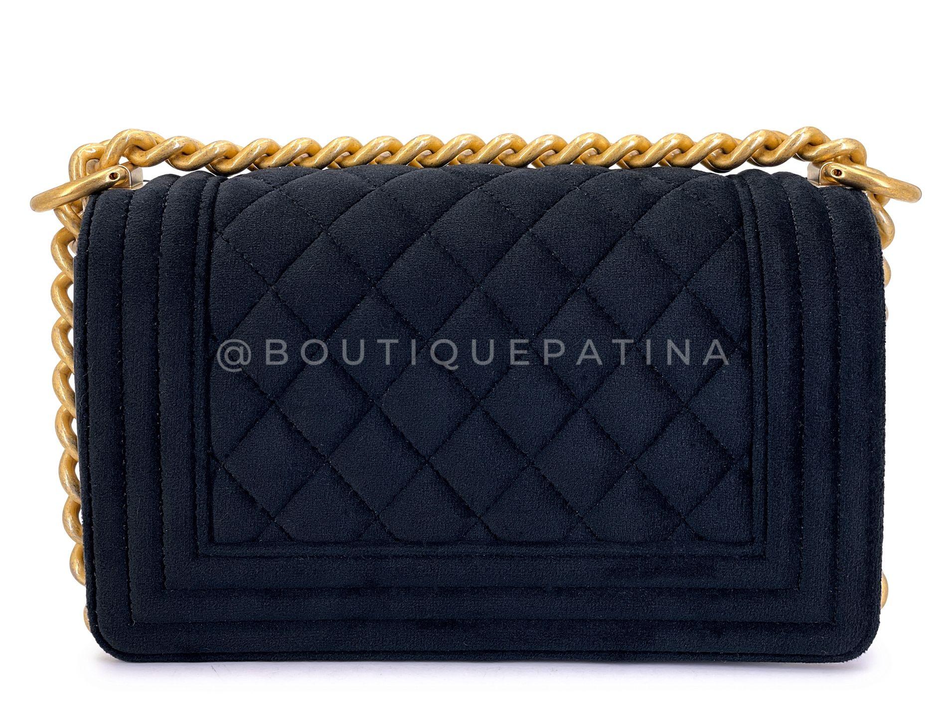 Chanel - Sac à rabat petit garçon Velours noir Fermoir en cristal taille émeraude GHW 68751 en vente 1