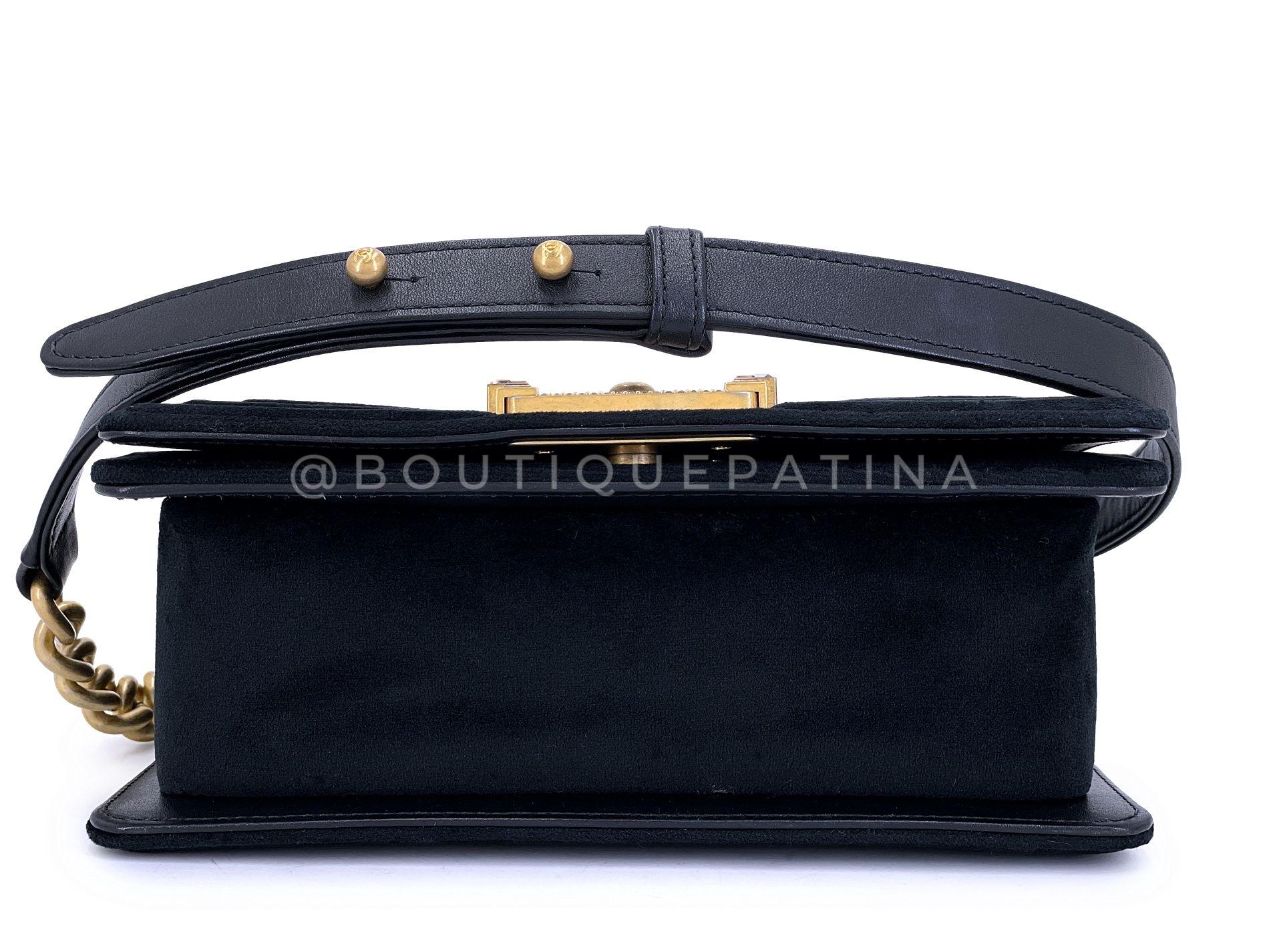 Chanel - Sac à rabat petit garçon Velours noir Fermoir en cristal taille émeraude GHW 68751 en vente 2