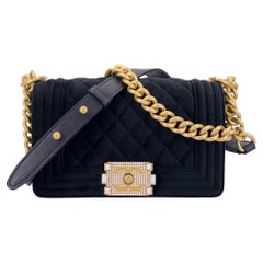 Chanel Small Boy Flap Bag in velluto nero con chiusura in cristallo taglio smeraldo GHW 68751