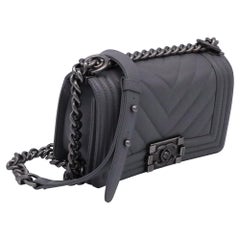 Chanel Small Boy Flap Umhängetasche aus grauem Kalbsleder