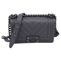 Chanel Small Boy Flap Umhängetasche aus grauem Kalbsleder