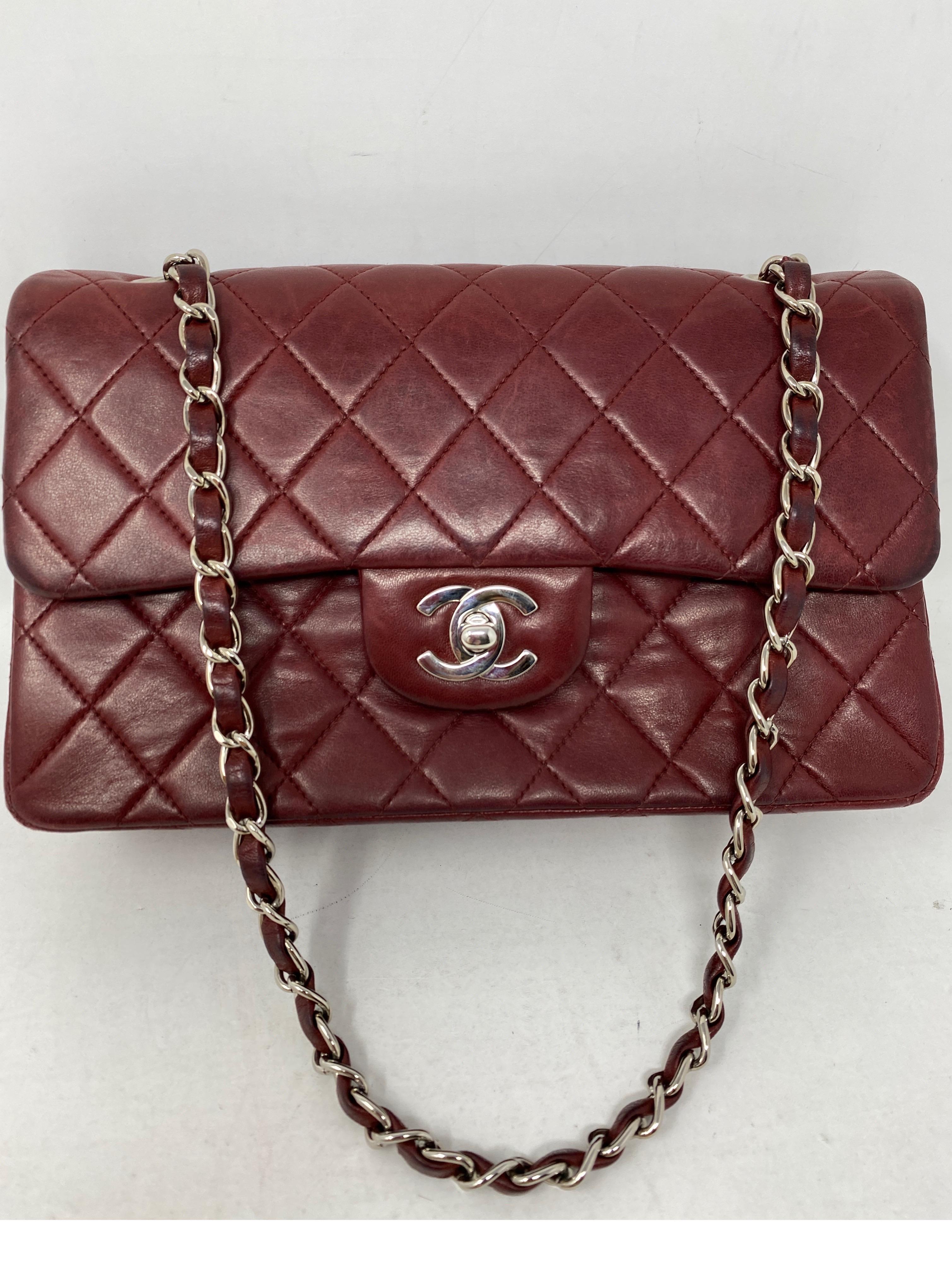 Chanel Burgundy Lammfell Kleine Tasche mit doppelter Klappe. Dunkelrote/burgunderfarbene Tasche. Hat Verschleiß, aber viel Leben übrig. Kann für eine Spa-Behandlung eingeschickt werden. Sieht gut aus, wenn es beschädigt ist. Bitte prüfen Sie alle