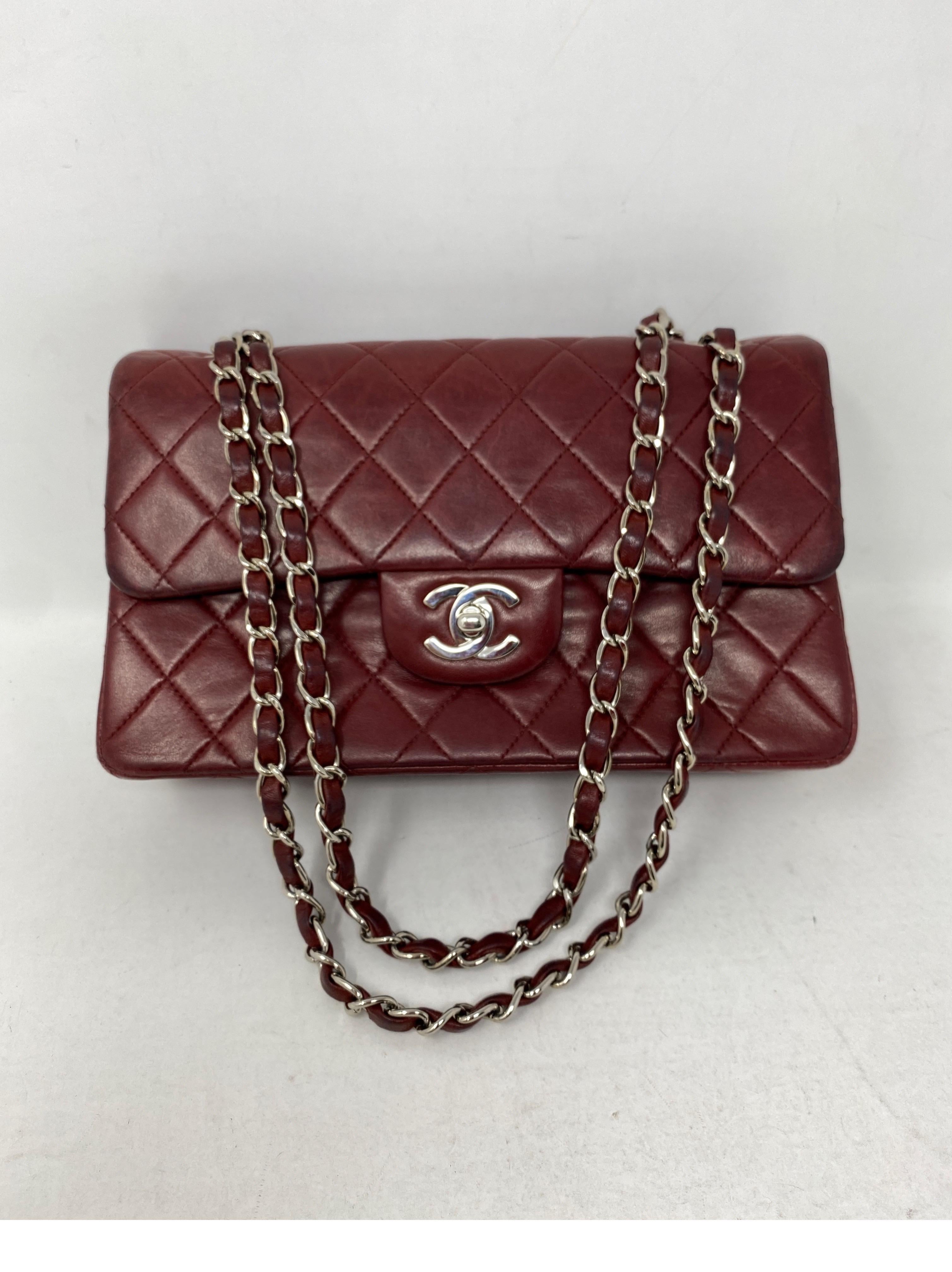 Kleine Chanel-Doppelklappe in Burgunderrot (Braun)