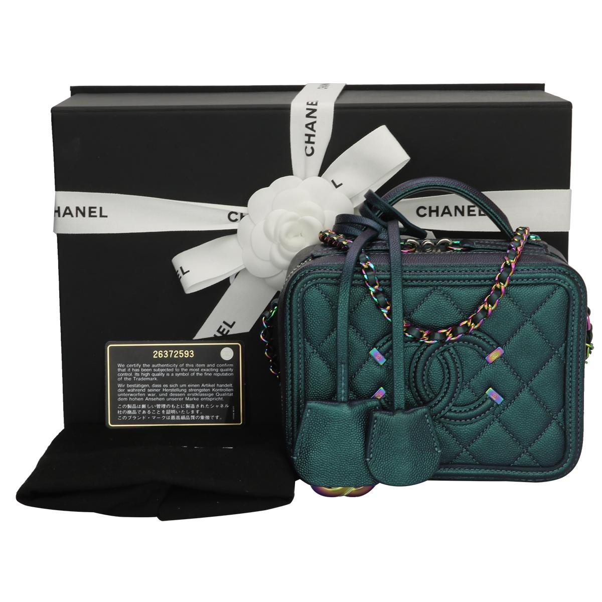 Authentic CHANEL Small CC Filigree Vanity Case Iridescent Dark Turquoise Caviar with Rainbow Hardware 2018.

This stunning bag is in a pristine condition, the bag still holds its original shape, and the hardware is still very shiny.

Exterior