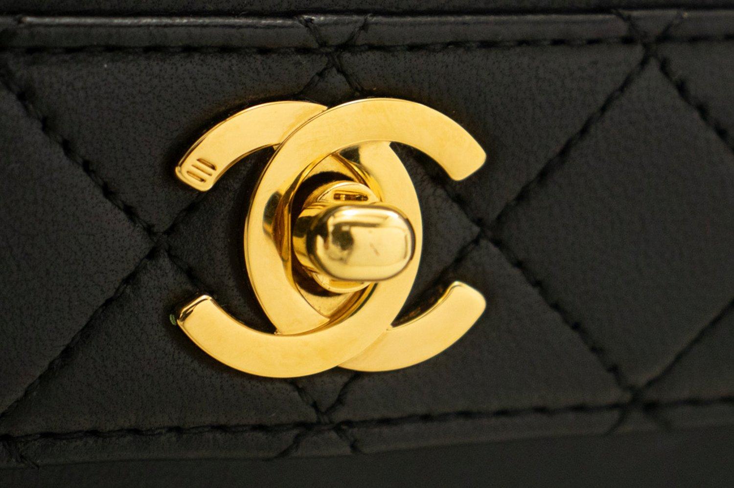 CHANEL Borsa a tracolla a catena piccola in pelle d'agnello trapuntata nera con patta singola 4