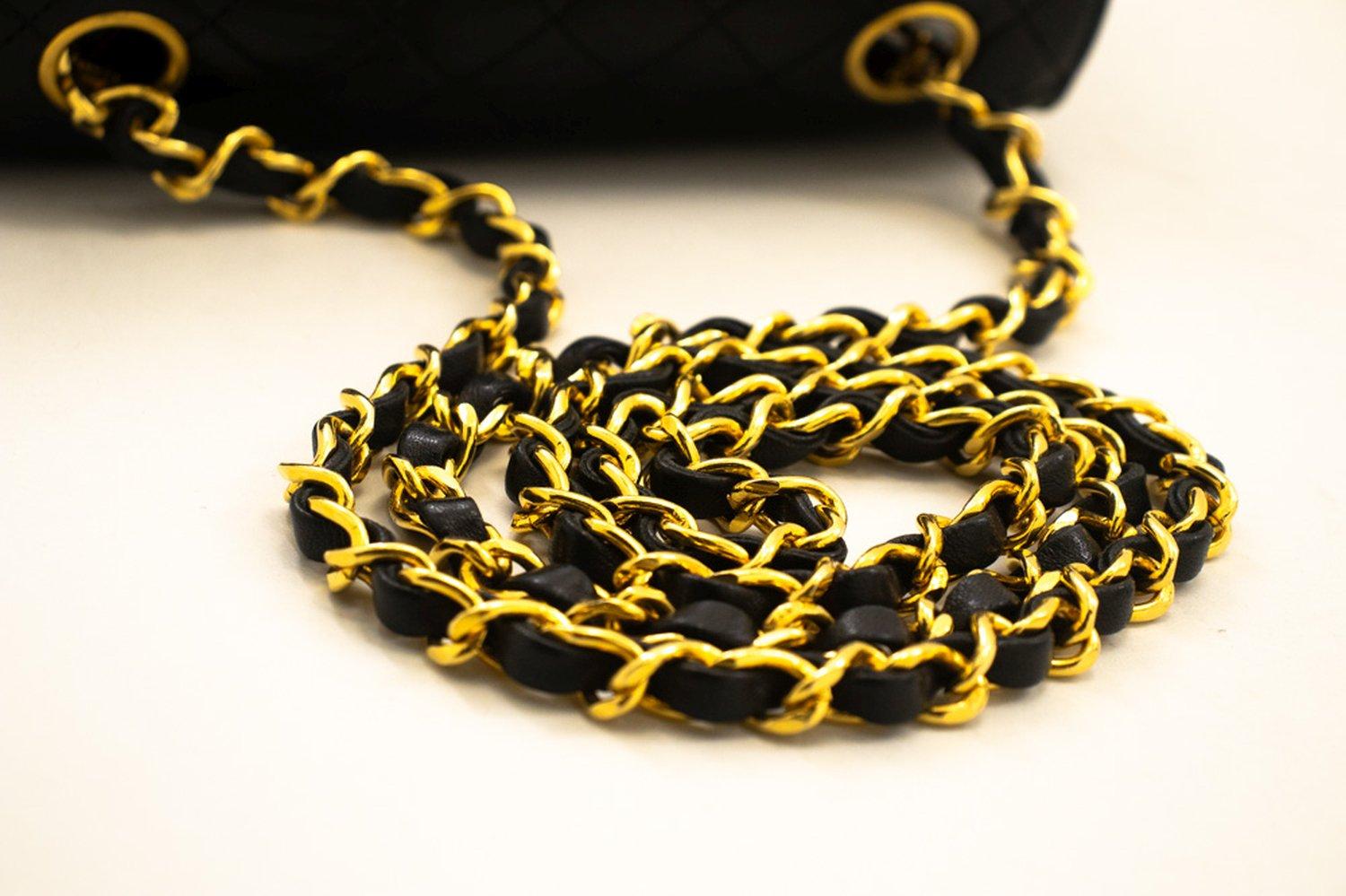 CHANEL Borsa a tracolla a catena piccola in pelle d'agnello trapuntata nera con patta singola 5