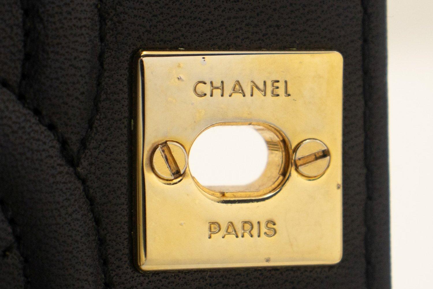 CHANEL Borsa a tracolla a catena piccola in pelle d'agnello trapuntata nera con patta singola 6