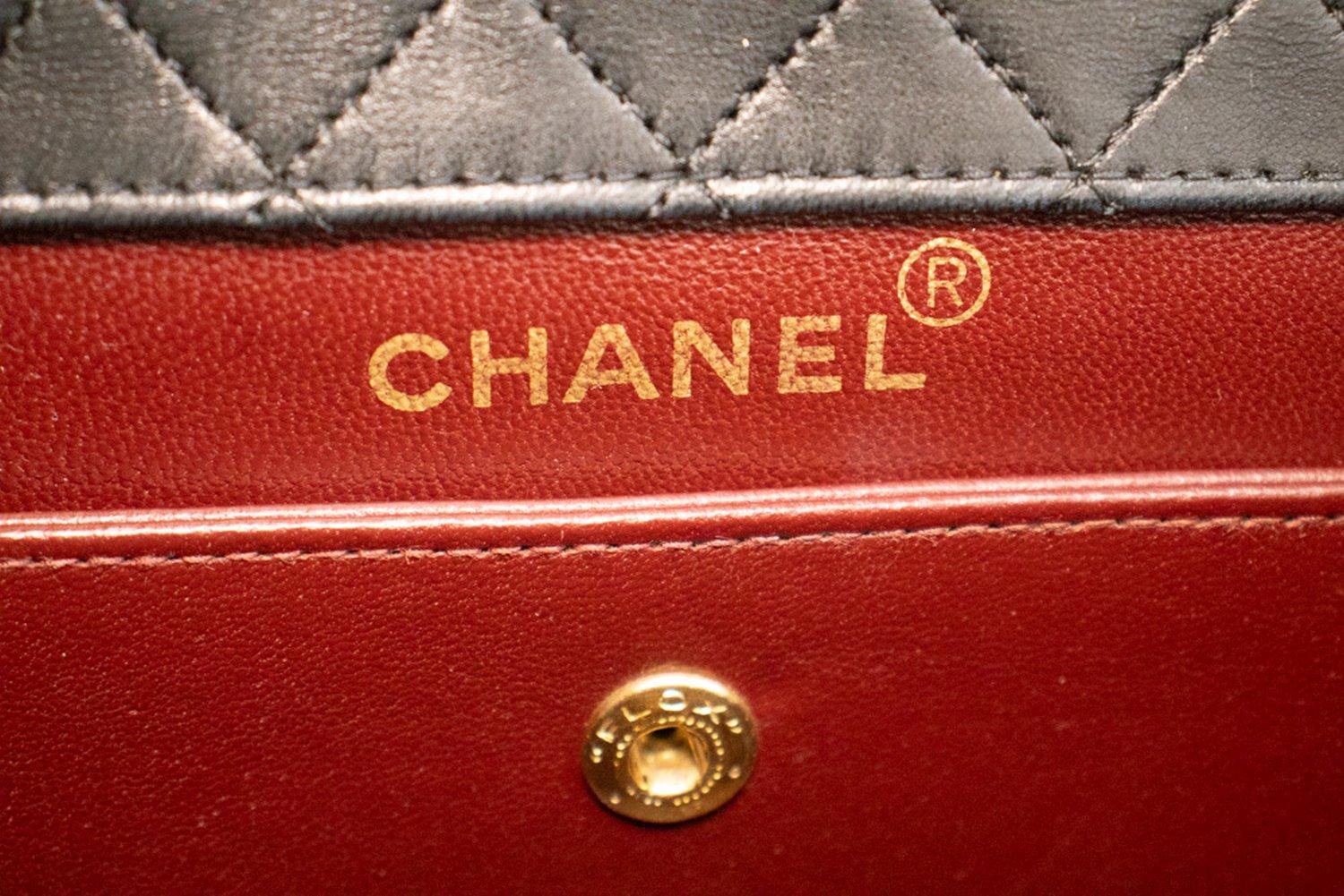 CHANEL Borsa a tracolla a catena piccola in pelle d'agnello trapuntata nera con patta singola 7