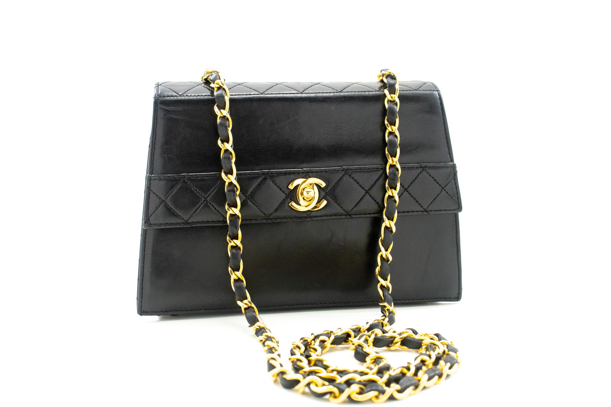 Un'autentica borsa a tracolla CHANEL Small Chain Black Quilted Single Flap in pelle di agnello nera. Il colore è nero. Il materiale esterno è la pelle. Il modello è solido. Questo articolo è Vintage / Classico. L'anno di produzione sarebbe il
