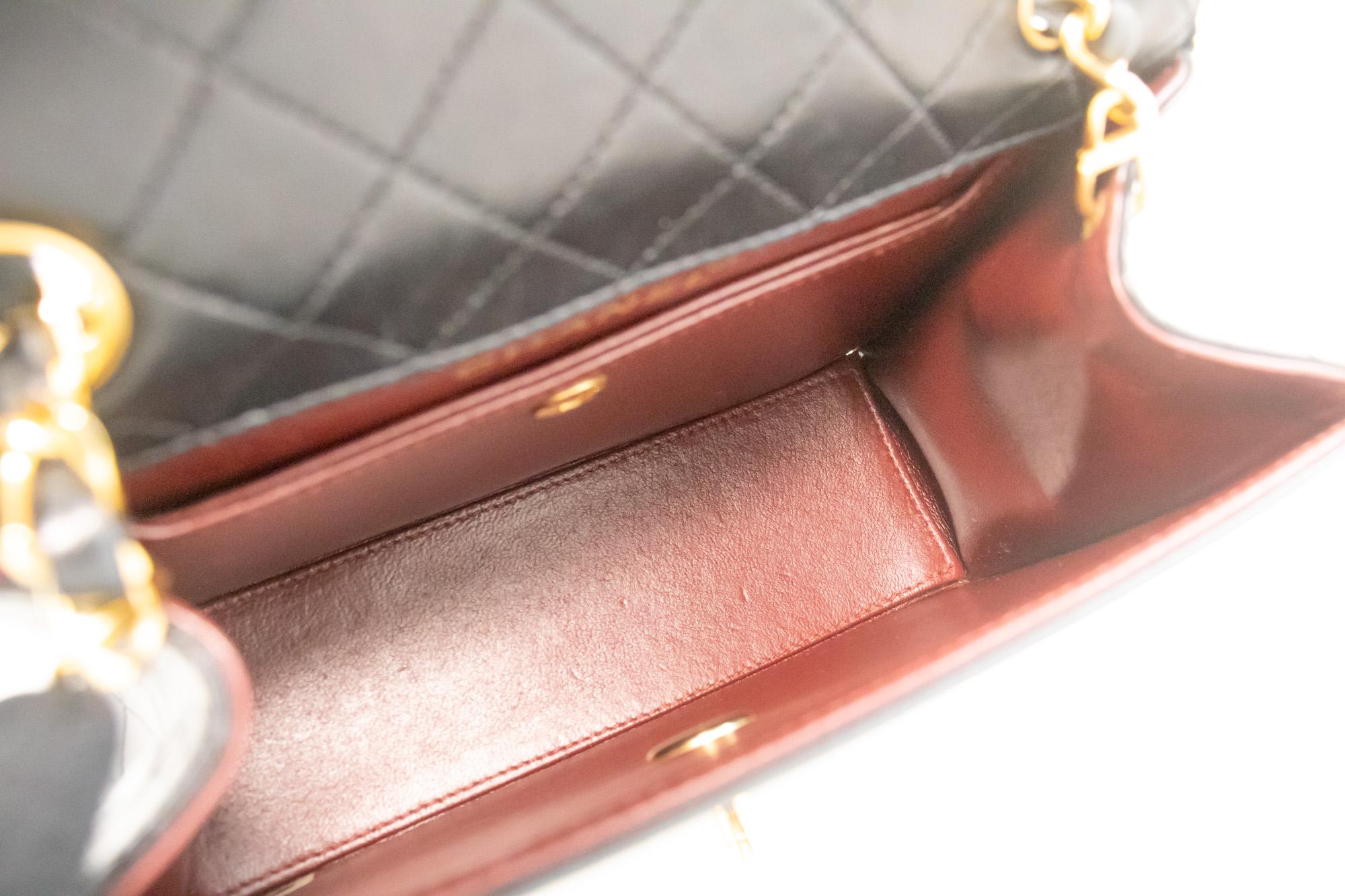 CHANEL Borsa a tracolla a catena piccola in pelle d'agnello trapuntata nera con patta singola 1