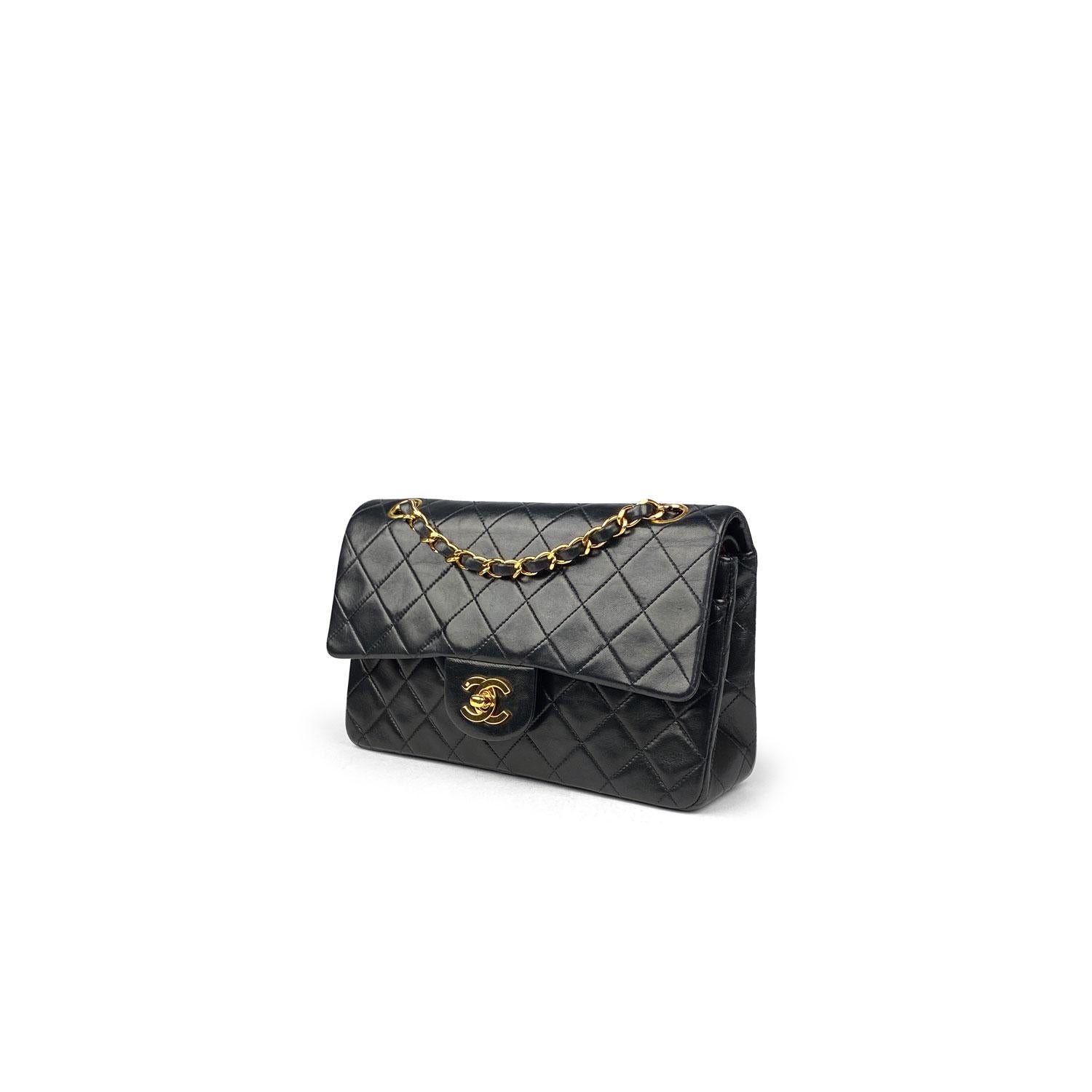 Black quilted lambskin Chanel Small Classic/Timeless Double Flap bag with

– Gold-tone hardware
– Convertible chain-link and leather shoulder strap
– Burgundy leather lining
– Single patch pocket at back
– Single zip pocket at flap underside, three