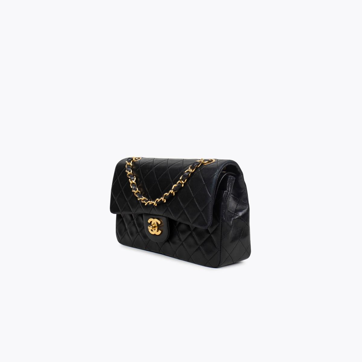 Black quilted lambskin Chanel Small Classic/Timeless Double Flap bag with

– Gold-tone hardware
– Convertible chain-link and leather shoulder strap
– Burgundy leather lining
– Single patch pocket at back
– Single zip pocket at flap underside, three
