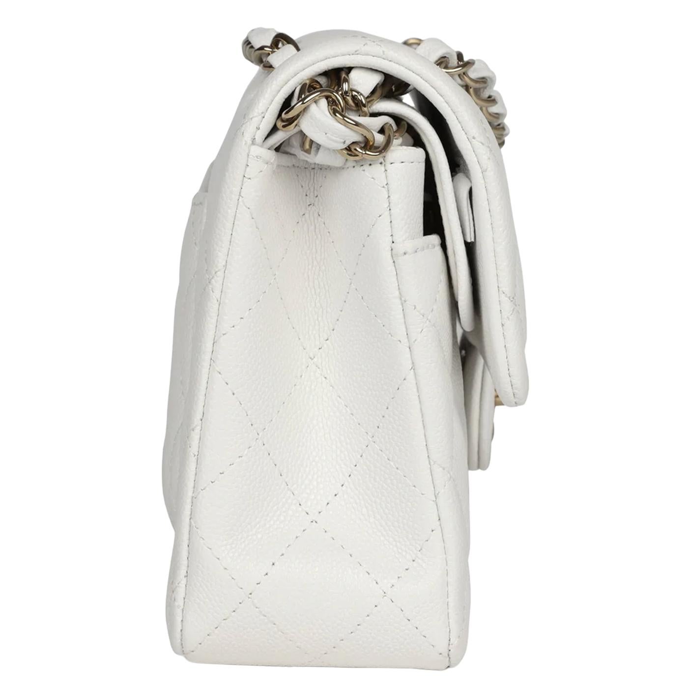 Chanel Small Classic Double Flap Weißer Kaviar Hellgoldene Hardware (Grau) im Angebot